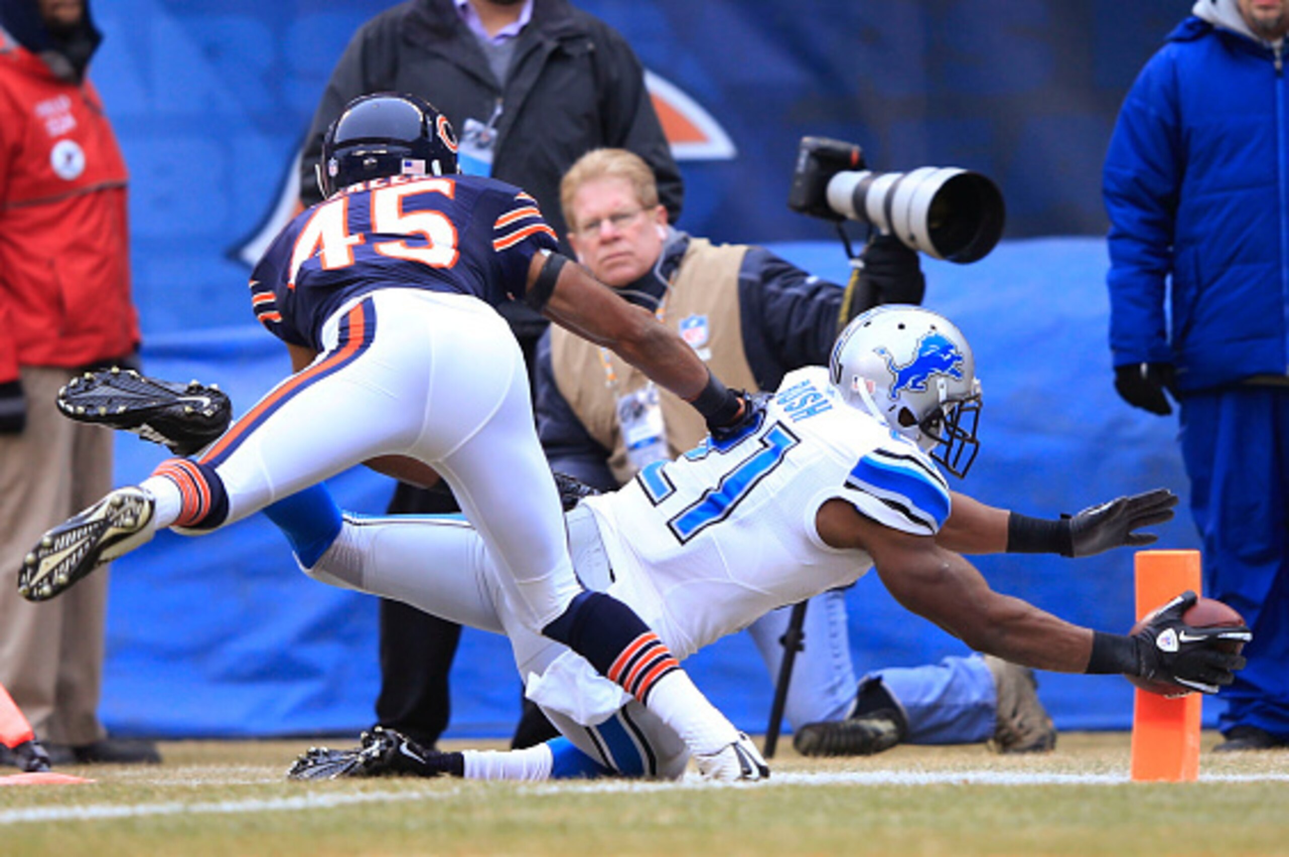 CHICAGO, IL - DECEMBER 21: Reggie Bush #21 of the Detroit Lions reaches past Brock Vereen #45 of the Chicago Bears for a touchdown during the first quarter at Soldier Field on December 21, 2014 in Chicago, Illinois. (Photo by Jamie Squire/Getty Images) CHICAGO, IL - DECEMBER 21: Reggie Bush #21 of the Detroit Lions reaches past Brock Vereen #45 of the Chicago Bears for a touchdown during the first quarter at Soldier Field on December 21, 2014 in Chicago, Illinois. (Photo by Jamie Squire/Getty Images)