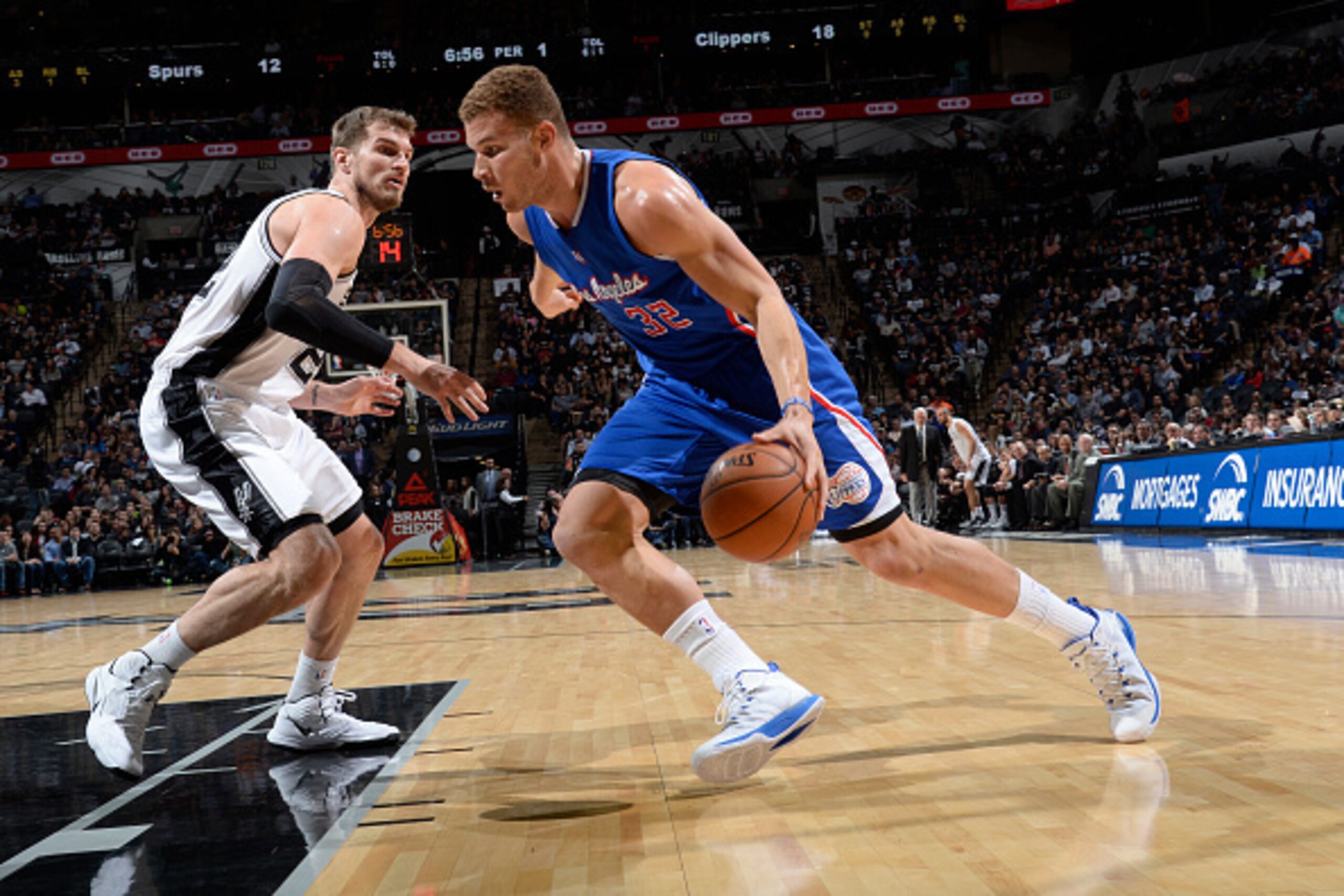 SAN ANTONIO, TX - DECEMBER 22:  Blake Griffin #32 of the Los Angeles Clippers drives to the basket against the San Antonio Spurs on December 22, 2014 at the AT&T Center in San Antonio, Texas. NOTE TO USER: User expressly acknowledges and agrees that, by d