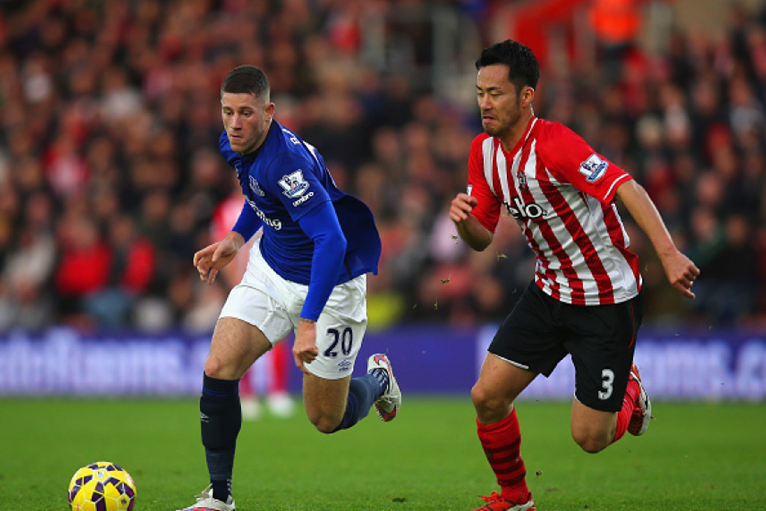 SOUTHAMPTON, ENGLAND - DECEMBER 20:  Ross Barkley of Everton is tracked by Maya Yoshida of Southampton during the Barclays Premier League match between Southampton and Everton at St Mary's Stadium on December 20, 2014 in Southampton, England.  (Photo by B