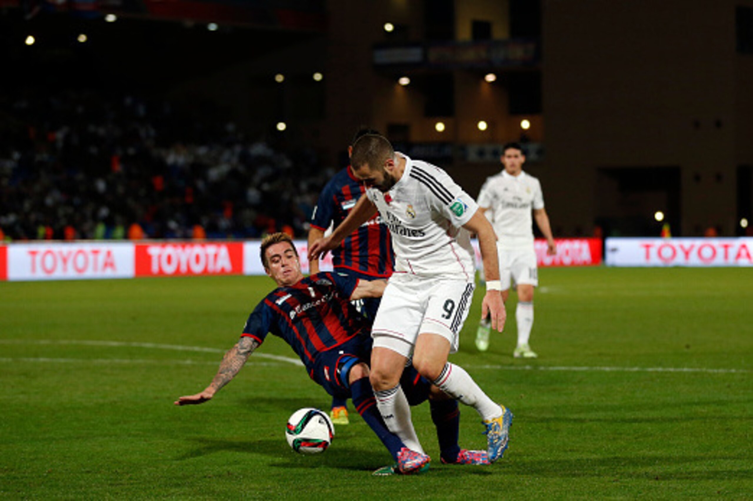MARRAKECH, MOROCCO - DECEMBER 20: Karim Benzema of Real Madrid CF challenges for the ball with Julio Buffarini of San Lorenzo during the FIFA Club World Cup Final match between Real Madrid CF and San Lorenzo at Le Grand Stade de Marrakech on December 20, 