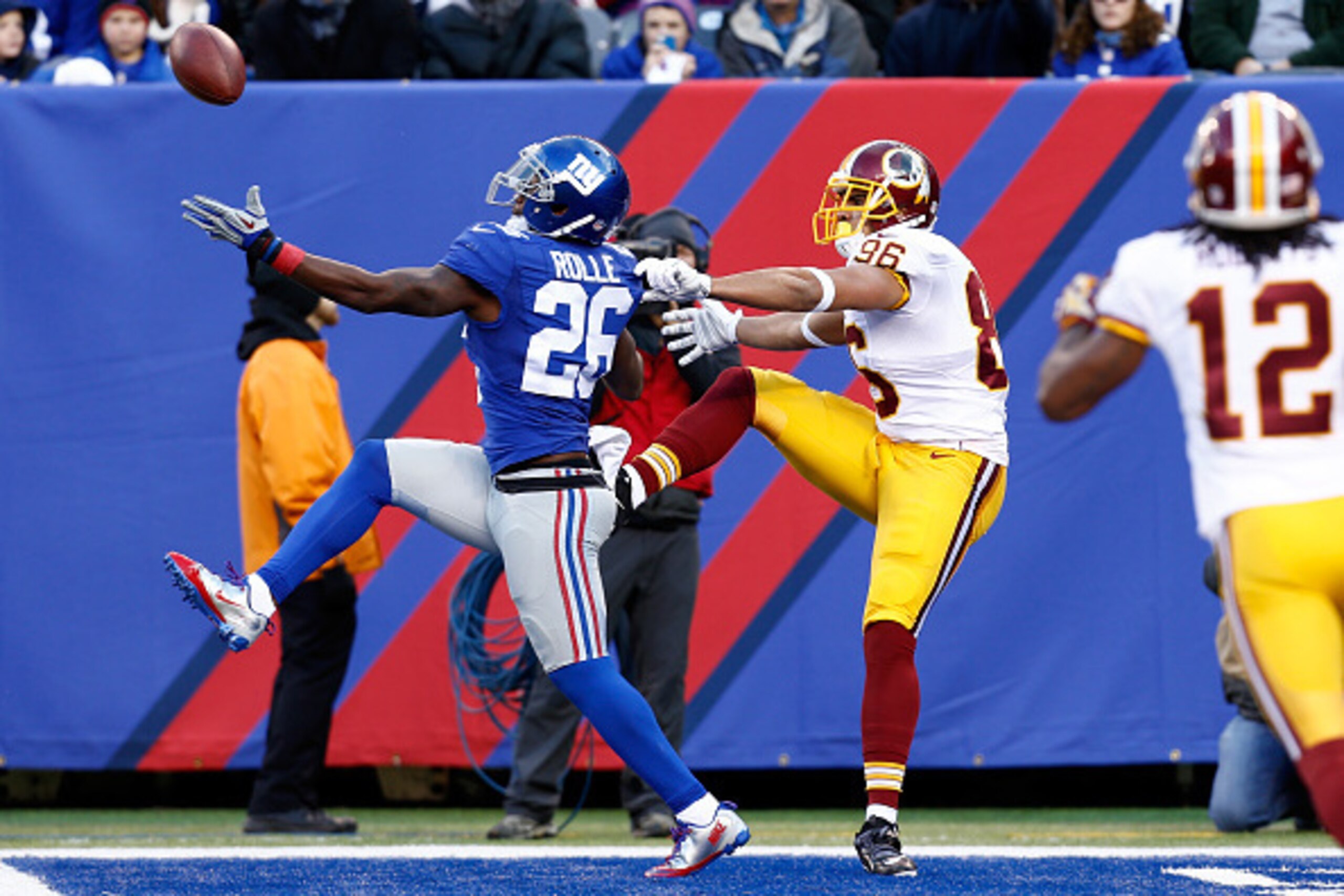 EAST RUTHERFORD, NJ - DECEMBER 14:  Antrel Rolle #26 of the New York Giants breaks of a touchdown attempt in the second quarter intended for Jordan Reed #86 of the Washington Redskins during their game at MetLife Stadium on December 14, 2014 in East Ruthe