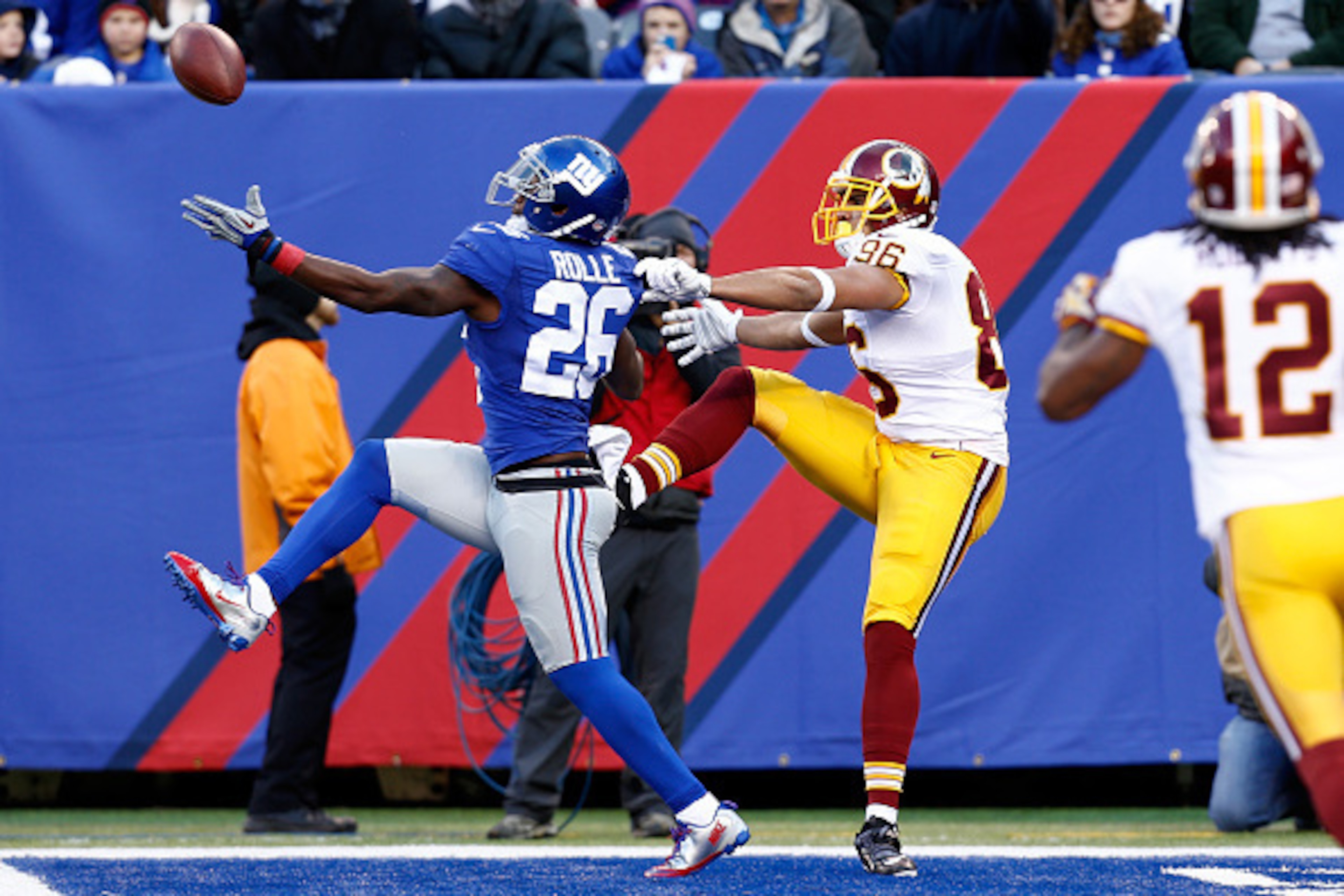 EAST RUTHERFORD, NJ - DECEMBER 14:  Antrel Rolle #26 of the New York Giants breaks of a touchdown attempt in the second quarter intended for Jordan Reed #86 of the Washington Redskins during their game at MetLife Stadium on December 14, 2014 in East Ruthe