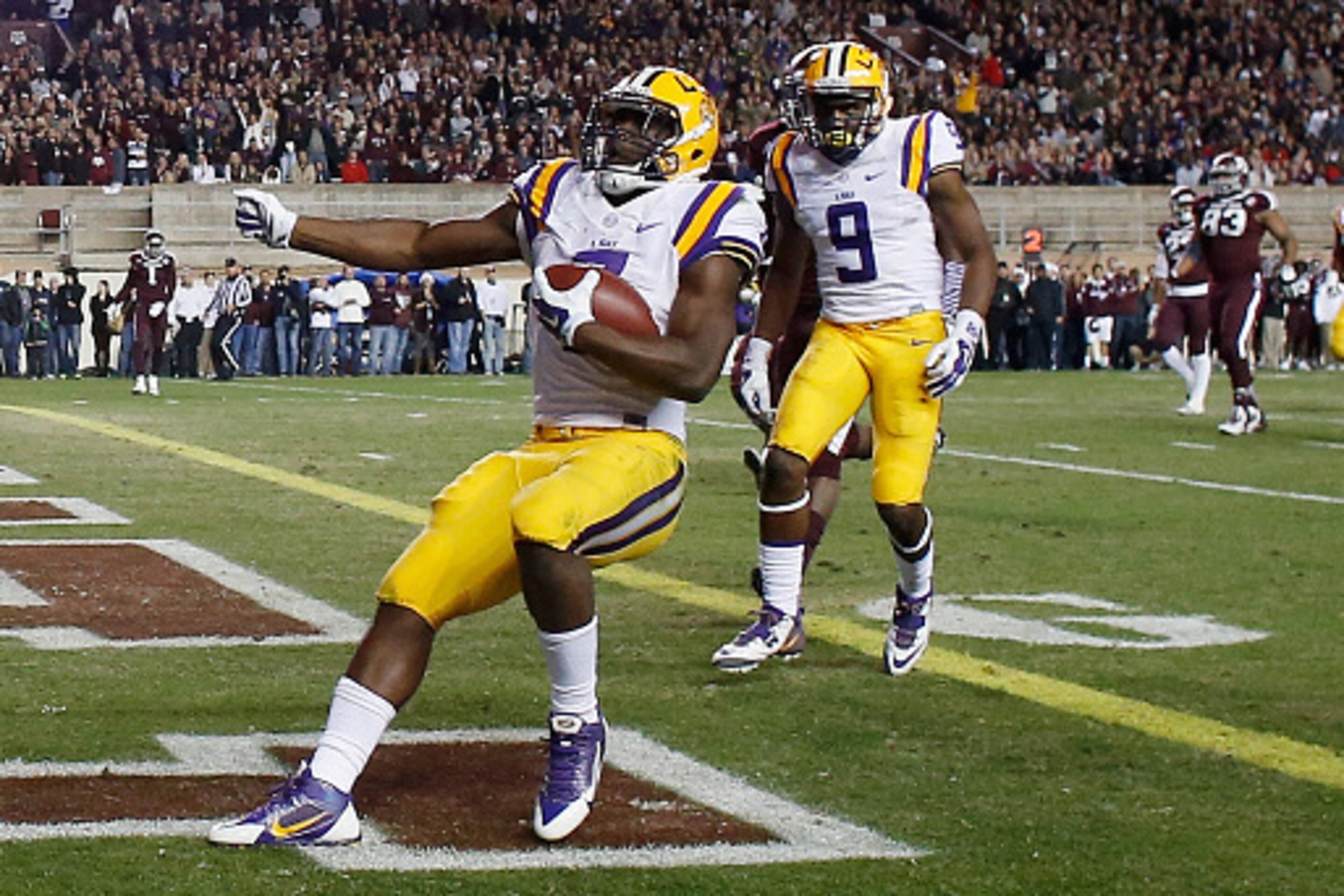 COLLEGE STATION, TX - NOVEMBER 27:  Leonard Fournette #7 of the LSU Tigers runs for a 22-yard touchdown against the Texas A&M Aggies in the first half of their game at Kyle Field on November 27, 2014 in College Station, Texas.  (Photo by Scott Halleran/Ge