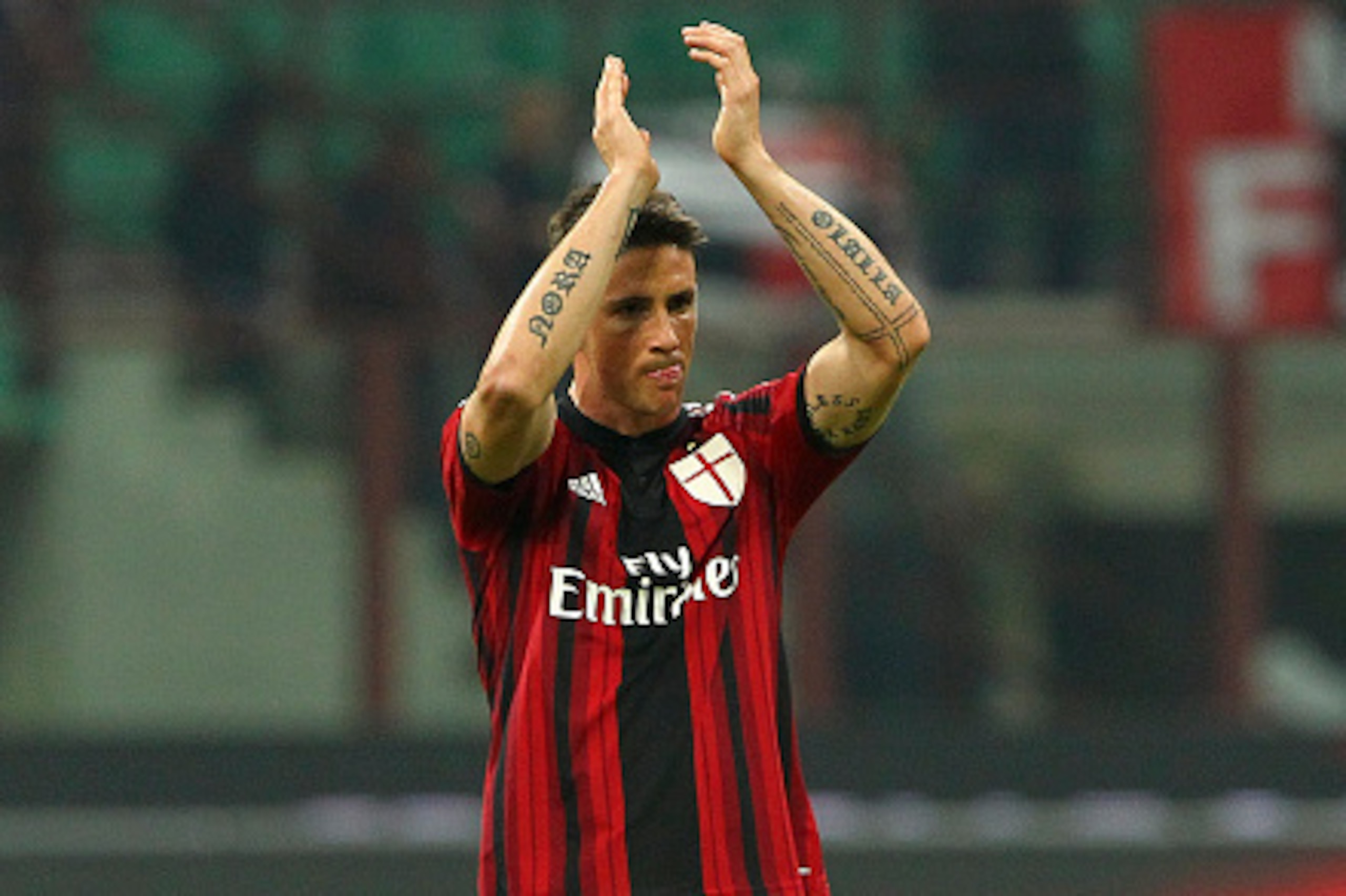 MILAN, ITALY - OCTOBER 26:  Fernando Torres of AC Milan salutes the fans at the end of Serie A match between AC Milan and ACF Fiorentina at Stadio Giuseppe Meazza on October 26, 2014 in Milan, Italy.  (Photo by Marco Luzzani/Getty Images)