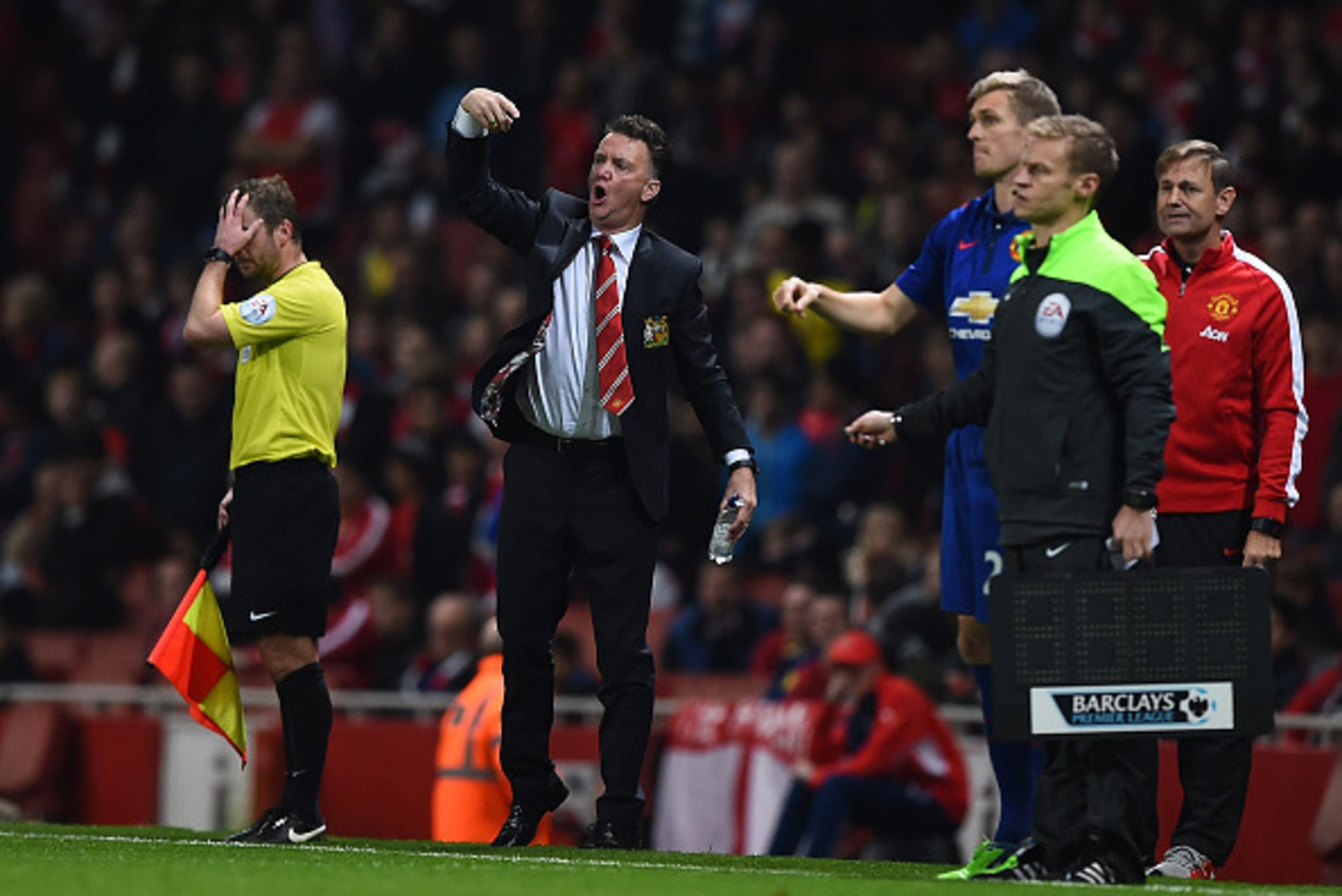 LONDON, ENGLAND - NOVEMBER 22:  Louis Van Gaal, Manager of Manchester United (C) gestures on the touchline during the Barclays Premier League match between Arsenal and Manchester United at Emirates Stadium on November 22, 2014 in London, England. (Photo b
