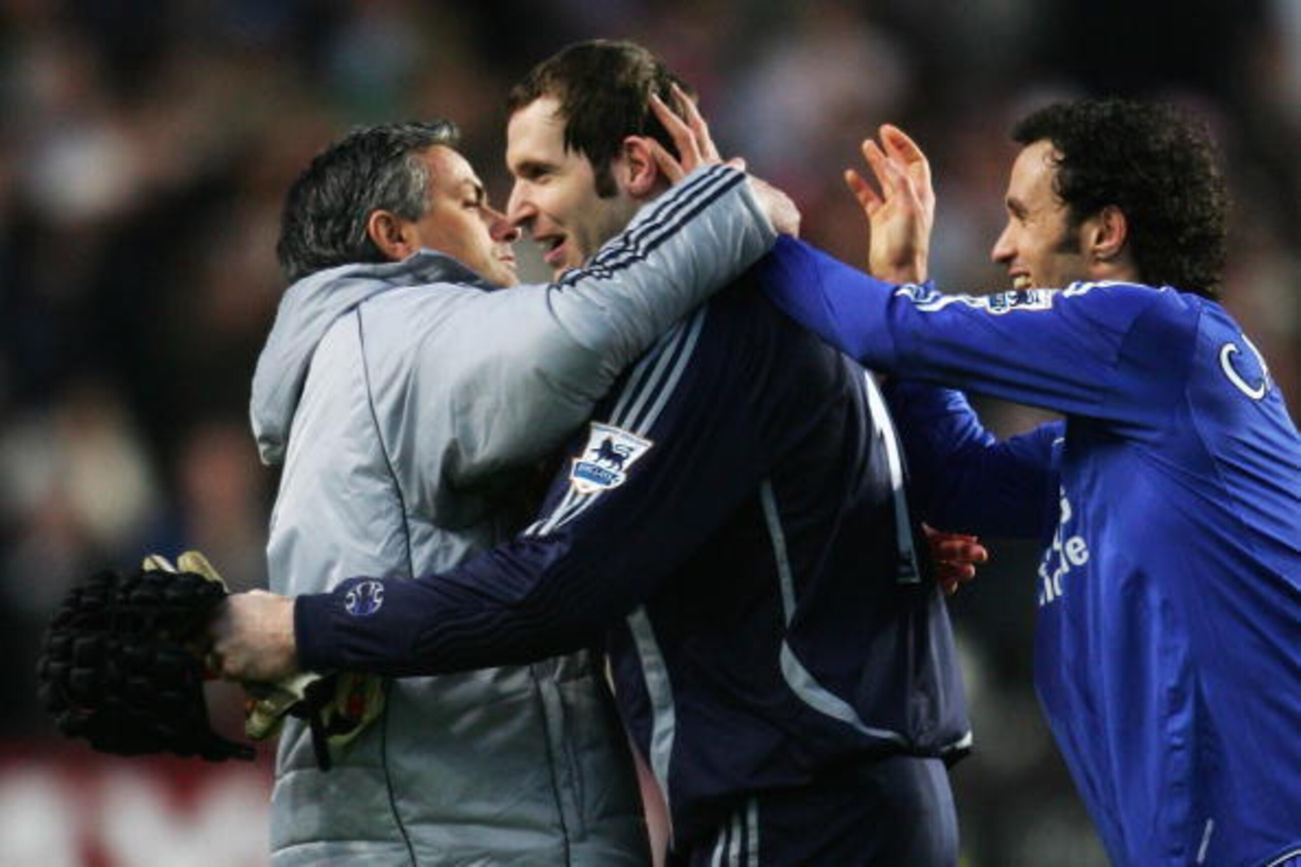 LONDON - FEBRUARY 03:  Chelsea manager Jose Mourinho congratulates goalkeeper Petr Cech after the Barclays Premiership match between Charlton Athletic and Chelsea at The Valley on February 3, 2007 in London, England.  (Photo by Jamie McDonald/Getty Images