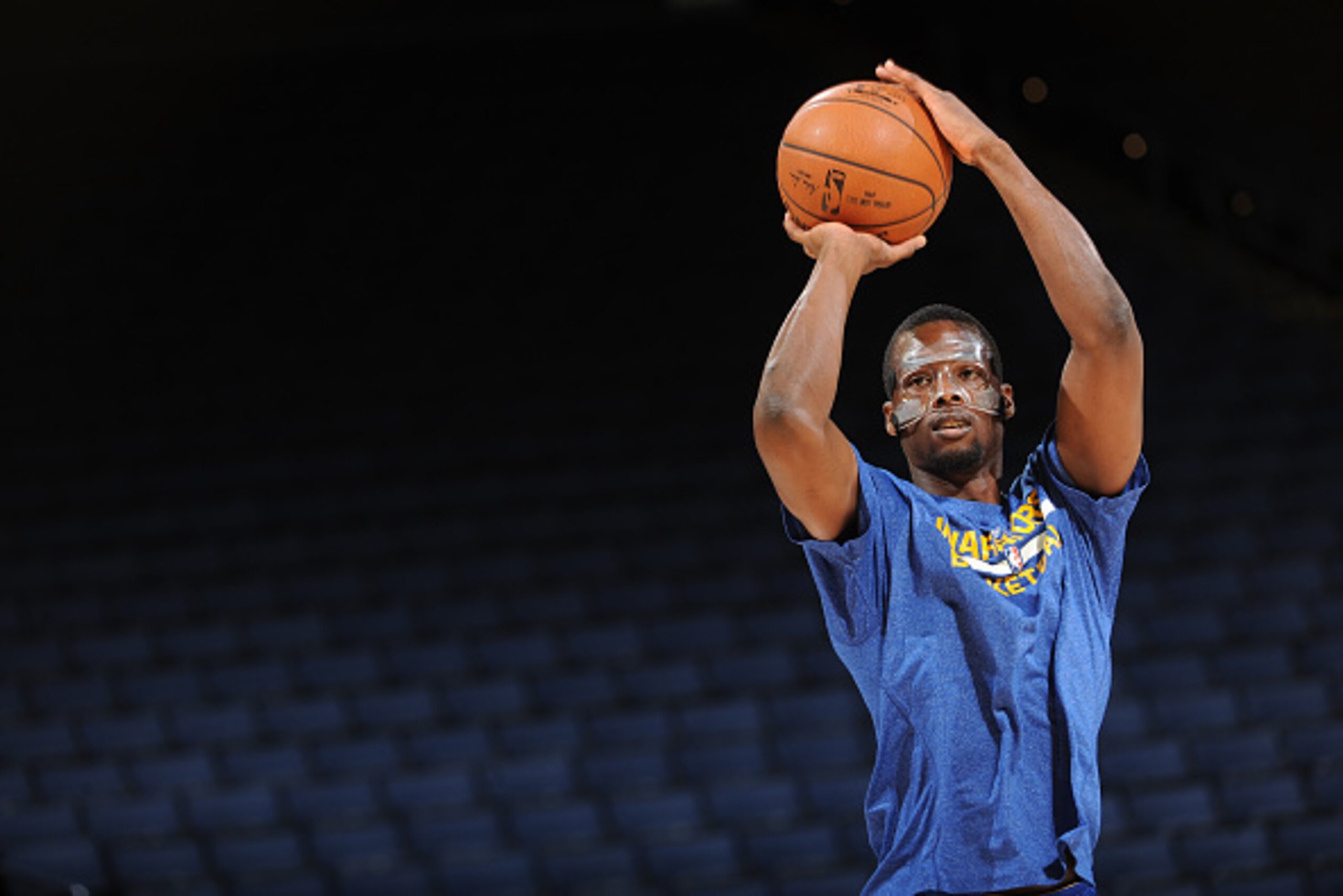 OAKLAND, CA - DECEMBER 18: Harrison Barnes #40 of the Golden State Warriors warms up before the game against the Oklahoma City Thunder on December 18, 2014 at Oracle Arena in Oakland, California. NOTE TO USER: User expressly acknowledges and agrees that, OAKLAND, CA - DECEMBER 18: Harrison Barnes #40 of the Golden State Warriors warms up before the game against the Oklahoma City Thunder on December 18, 2014 at Oracle Arena in Oakland, California. NOTE TO USER: User expressly acknowledges and agrees that,
