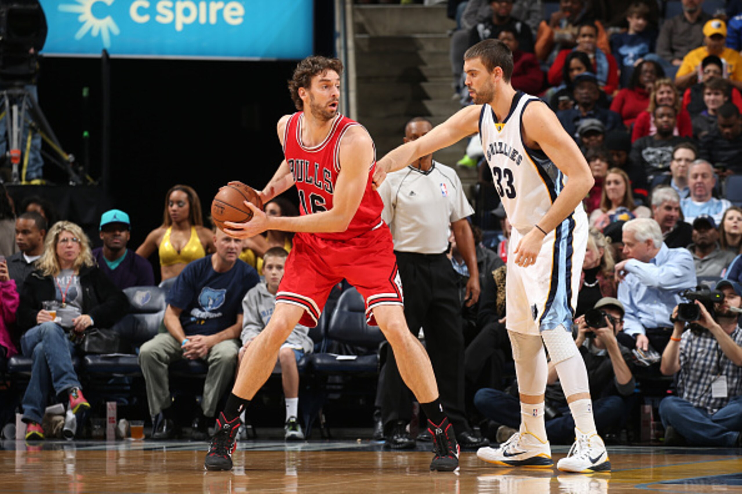 MEMPHIS, TN - DECEMBER 19: Pau Gasol #16 of the Chicago Bulls handles the ball against Marc Gasol #33 of the Memphis Grizzlies on December 19, 2014 at the FedExForum in Memphis, Tennessee. NOTE TO USER: User expressly acknowledges and agrees that, by do MEMPHIS, TN - DECEMBER 19: Pau Gasol #16 of the Chicago Bulls handles the ball against Marc Gasol #33 of the Memphis Grizzlies on December 19, 2014 at the FedExForum in Memphis, Tennessee. NOTE TO USER: User expressly acknowledges and agrees that, by do