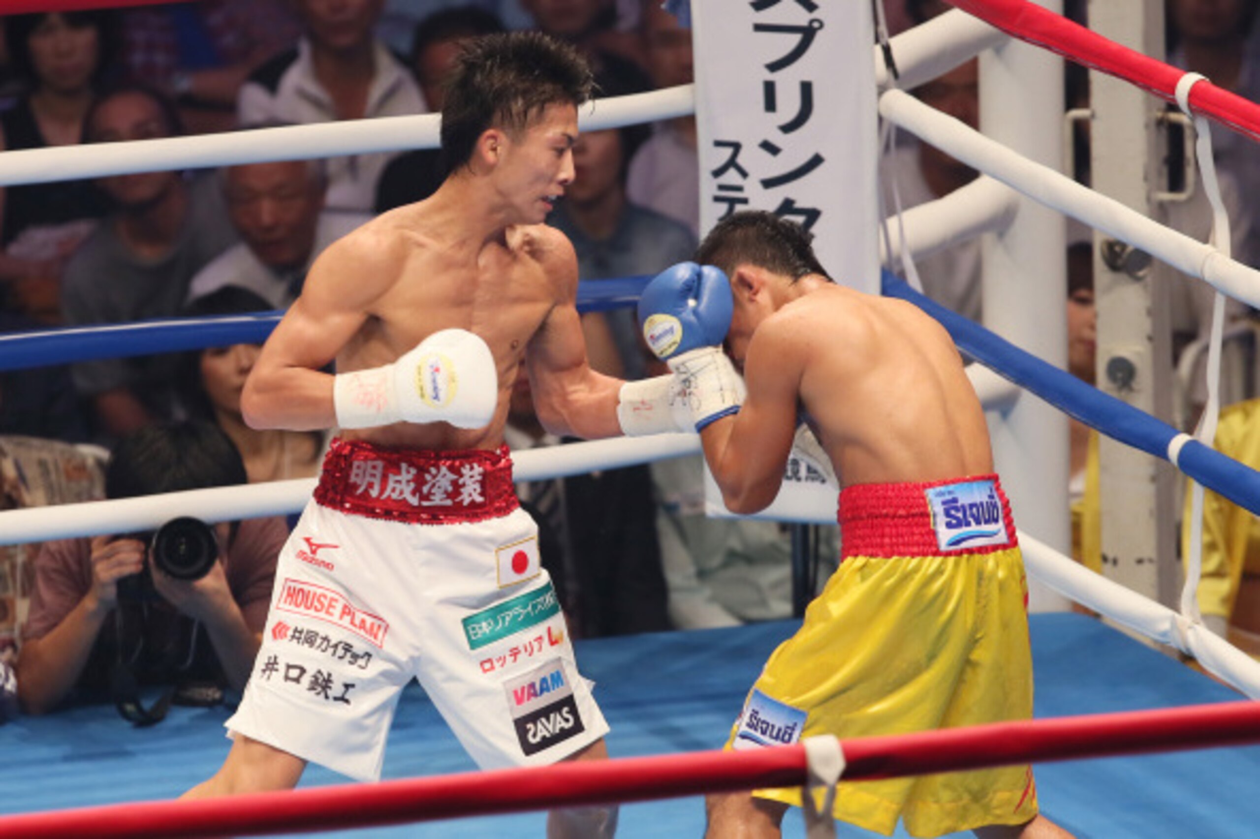 TOKYO, JAPAN - SEPTEMBER 05:  Naoya Inoue of Japan (L) punches Samartlek Kokietgym of Thailand (R) during the WBC light flyweight title bout between Naoya Inoue of Japan and Samartlek Kokietgym of Thailand at Yoyogi National Gymnasium Daini on September 5