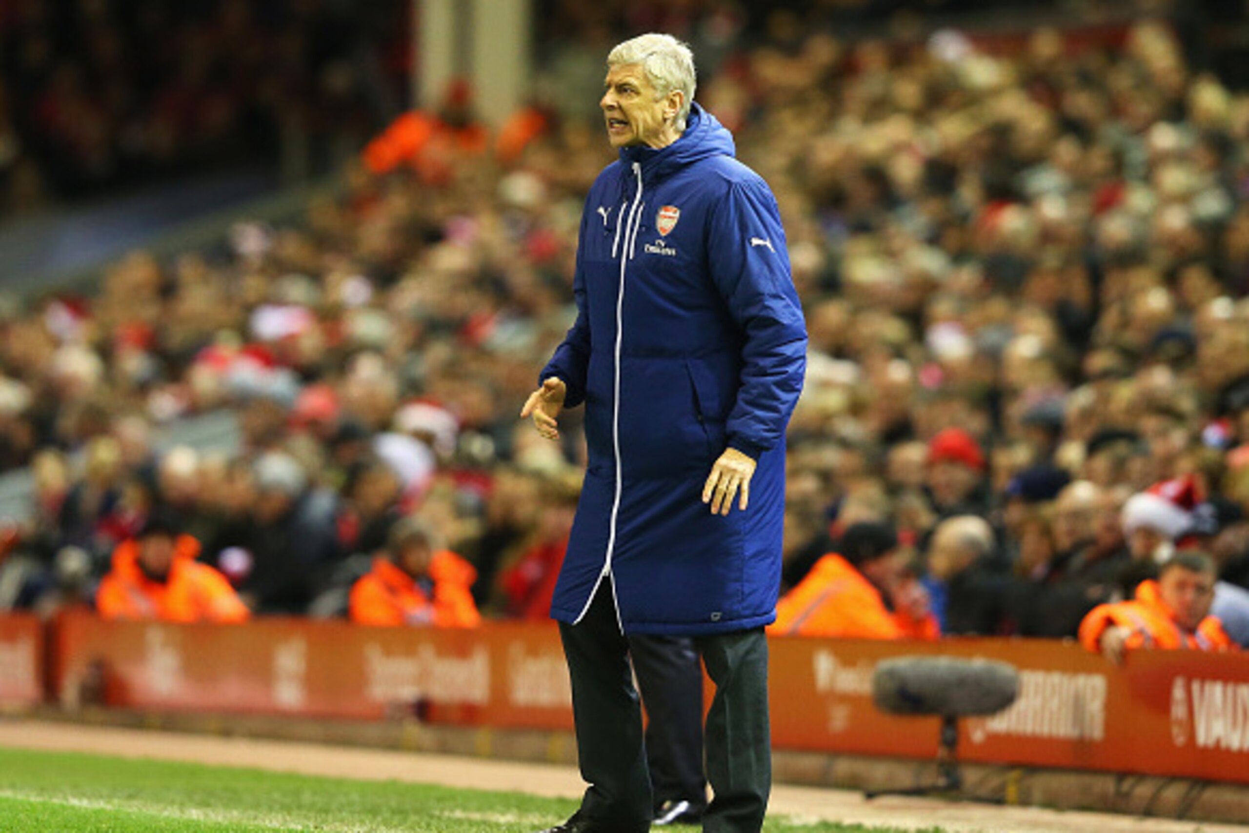 LIVERPOOL, ENGLAND - DECEMBER 21:  Arsene Wenger, manager of Arsenal gives instructions during the Barclays Premier League match between Liverpool and Arsenal at Anfield on December 21, 2014 in Liverpool, England.  (Photo by Alex Livesey/Getty Images)