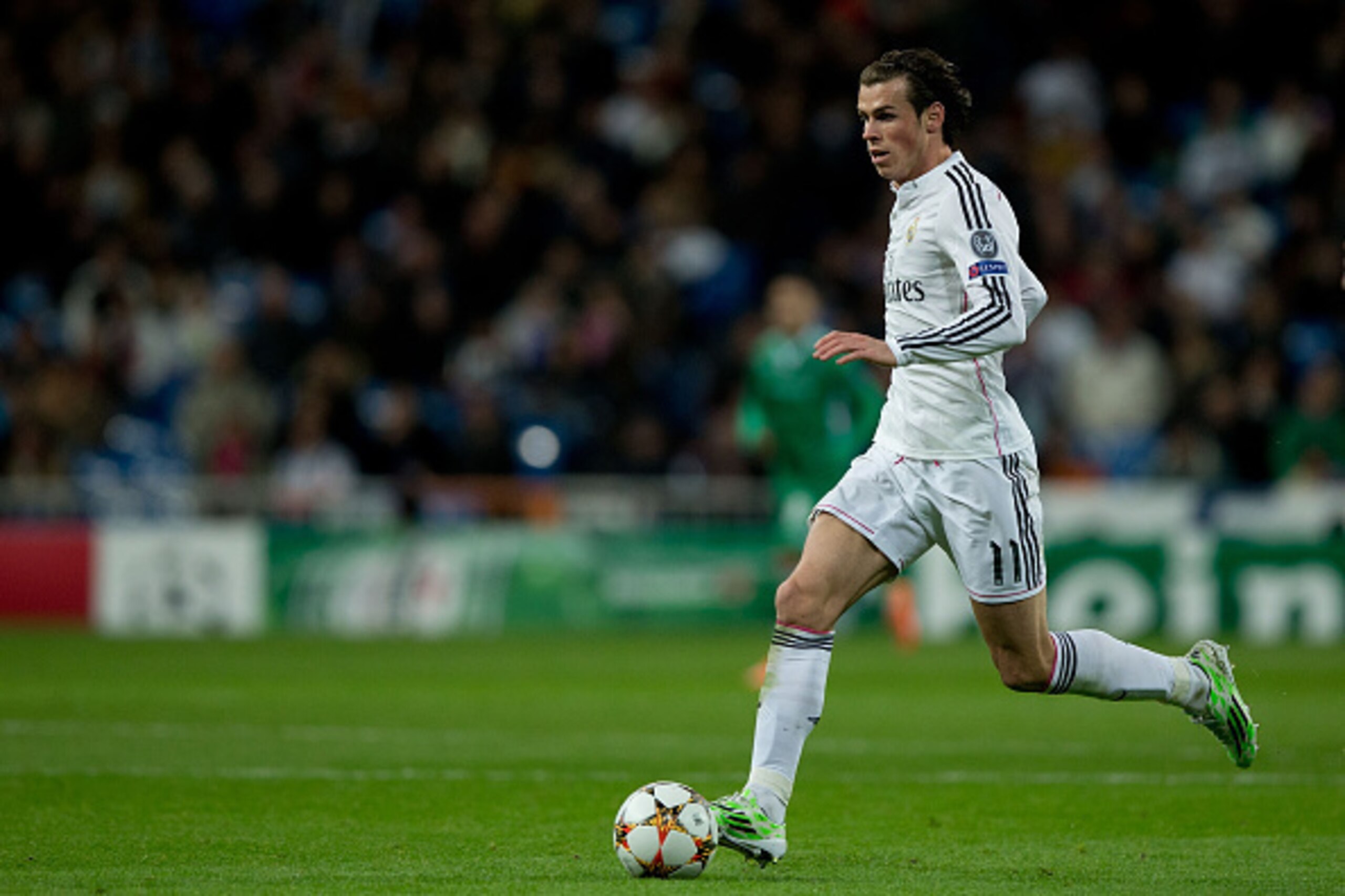 MADRID, SPAIN - DECEMBER 09:  Gareth Bale of Real Madrid CF controls the ball during the UEFA Champions League Group B match between Real Madrid CF and PFC Ludogorets Razgrad at Estadio Santiago Bernabeu on December 9, 2014 in Madrid, Spain.  (Photo by Go