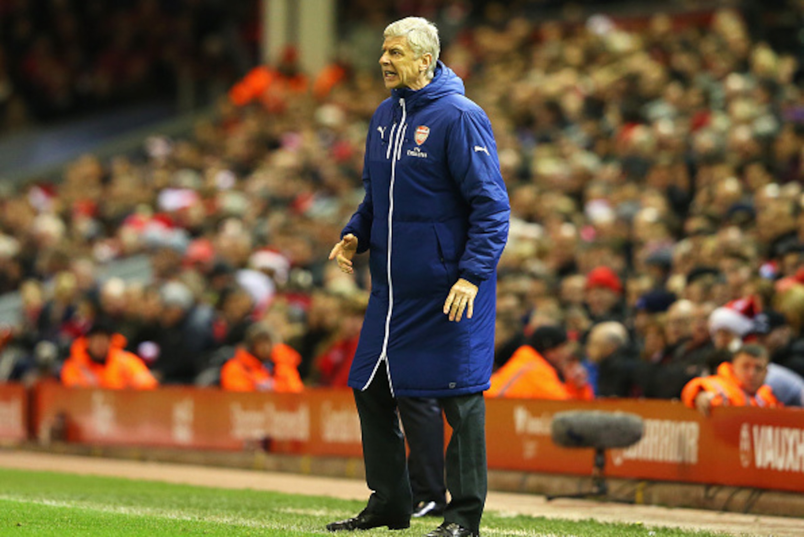LIVERPOOL, ENGLAND - DECEMBER 21:  Arsene Wenger, manager of Arsenal gives instructions during the Barclays Premier League match between Liverpool and Arsenal at Anfield on December 21, 2014 in Liverpool, England.  (Photo by Alex Livesey/Getty Images)