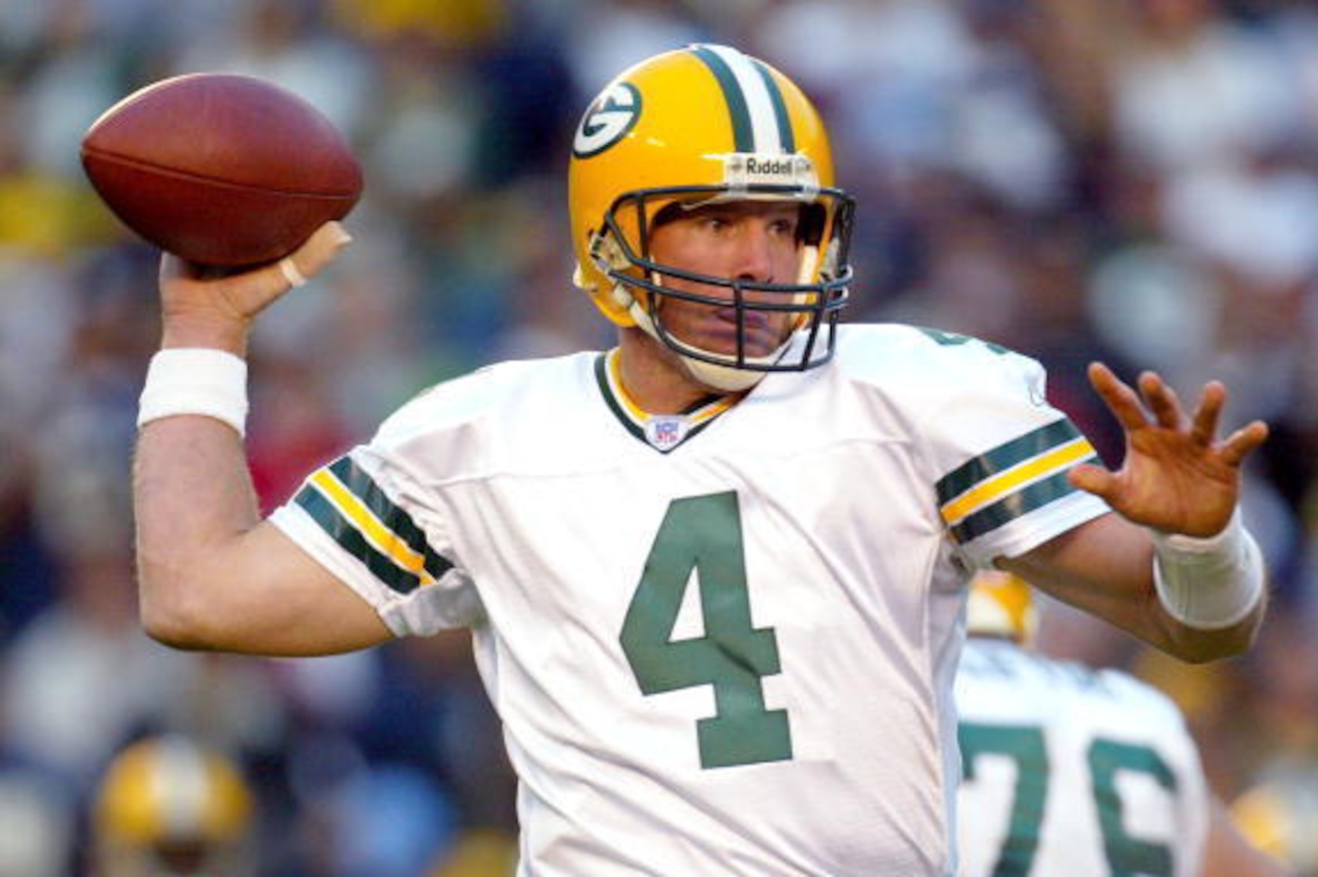 SAN DIEGO - DECEMBER 14:  Quarterback Brett Favre #4 of the Green Bay Packers throws the ball against the San Diego Chargers during their NFL  game on December 14, 2003 at Qualcomm Stadium in San Diego, California.  (Photo by Donald Miralle/Getty Images)