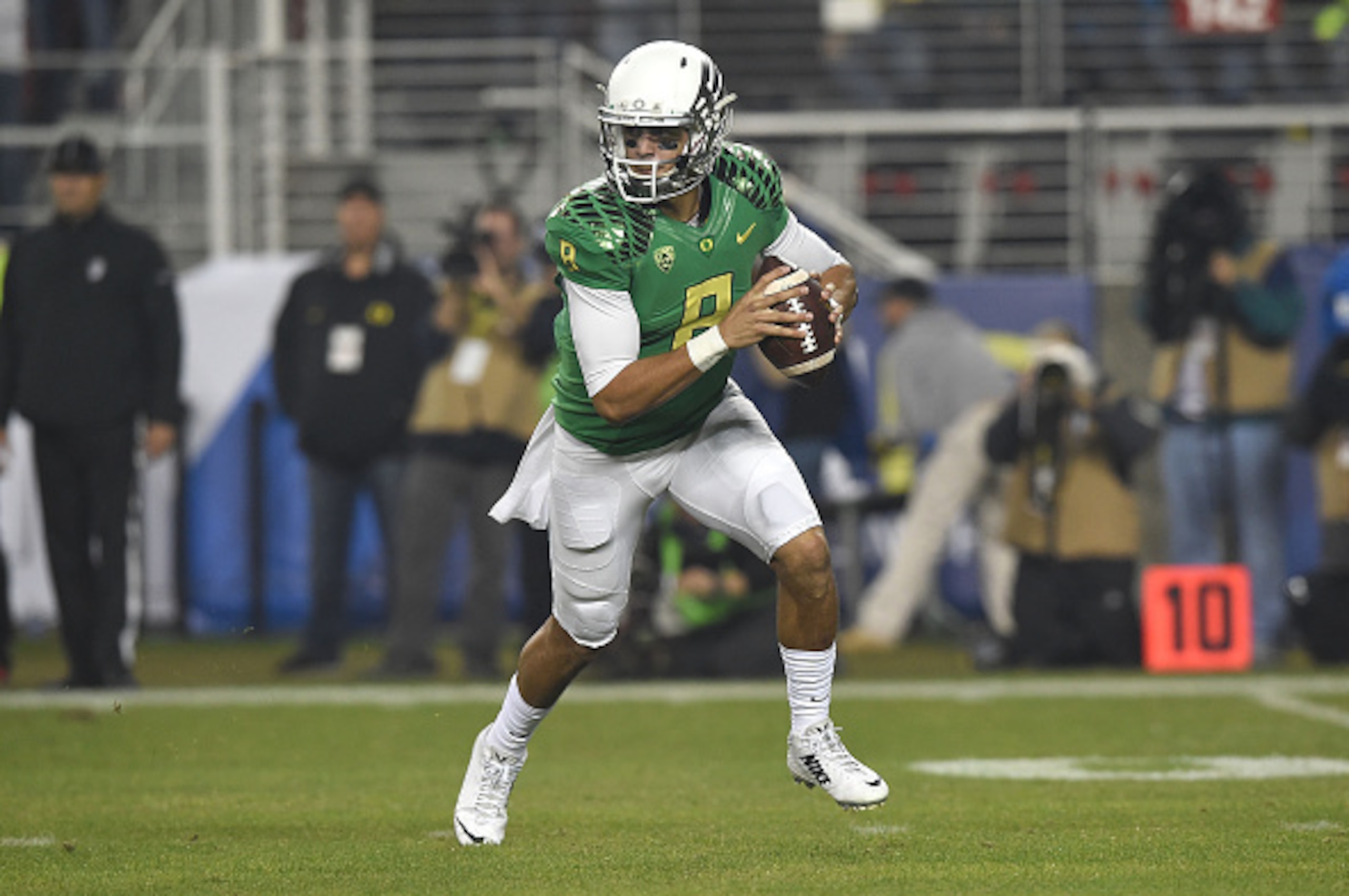 SANTA CLARA, CA - DECEMBER 05:  Marcus Mariota #8 of the Oregon Ducks passes early in the first quarter during the PAC-12 Championships at Levi's Stadium against the Arizona Wildcats on December 5, 2014 in Santa Clara, California.  (Photo by Thearon W. He