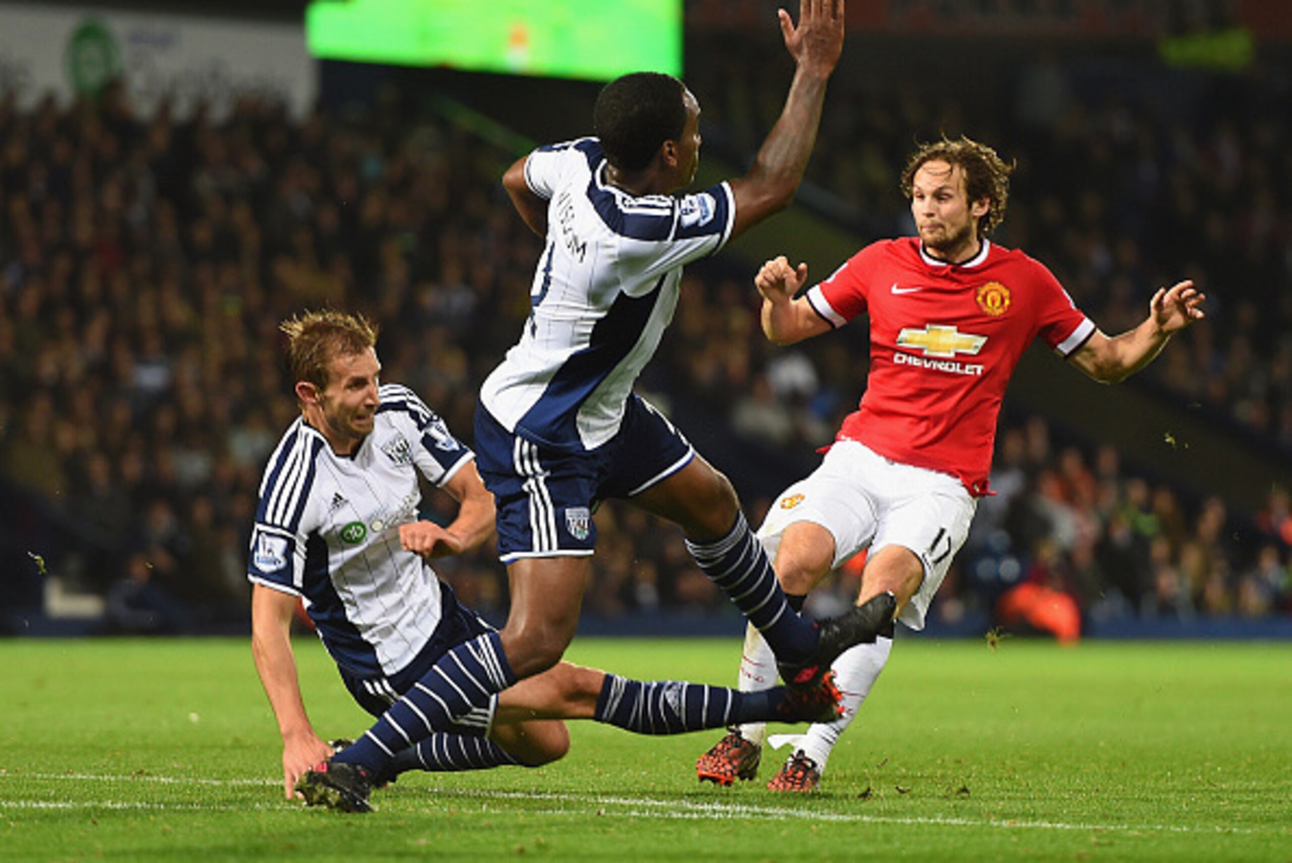 WEST BROMWICH, ENGLAND - OCTOBER 20: Daley Blind of Manchester United (17) shoots past Craig Dawson (L) and Andre Wisdom of West Bromwich Albion (C) to score their second and equalising goal with Marouane Fellaini during the Barclays Premier League match WEST BROMWICH, ENGLAND - OCTOBER 20: Daley Blind of Manchester United (17) shoots past Craig Dawson (L) and Andre Wisdom of West Bromwich Albion (C) to score their second and equalising goal with Marouane Fellaini during the Barclays Premier League match