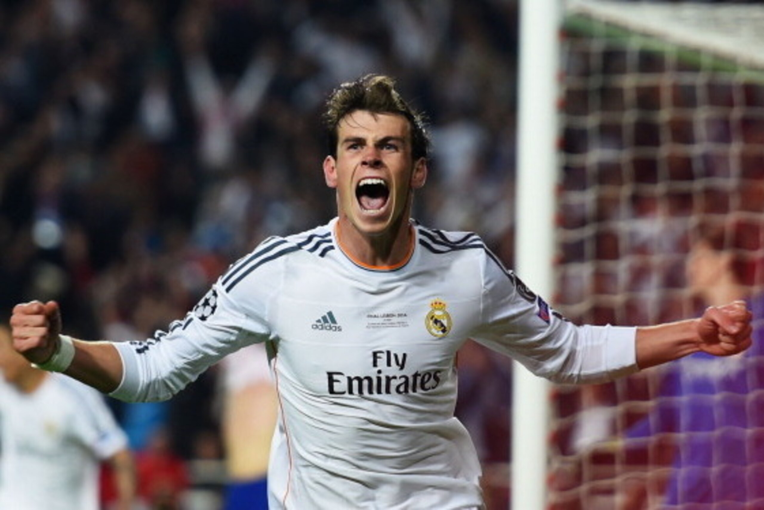 LISBON, PORTUGAL - MAY 24:  Gareth Bale of Real Madrid celebrates scoring their second goal in extra time during the UEFA Champions League Final between Real Madrid and Atletico de Madrid at Estadio da Luz on May 24, 2014 in Lisbon, Portugal.  (Photo by S