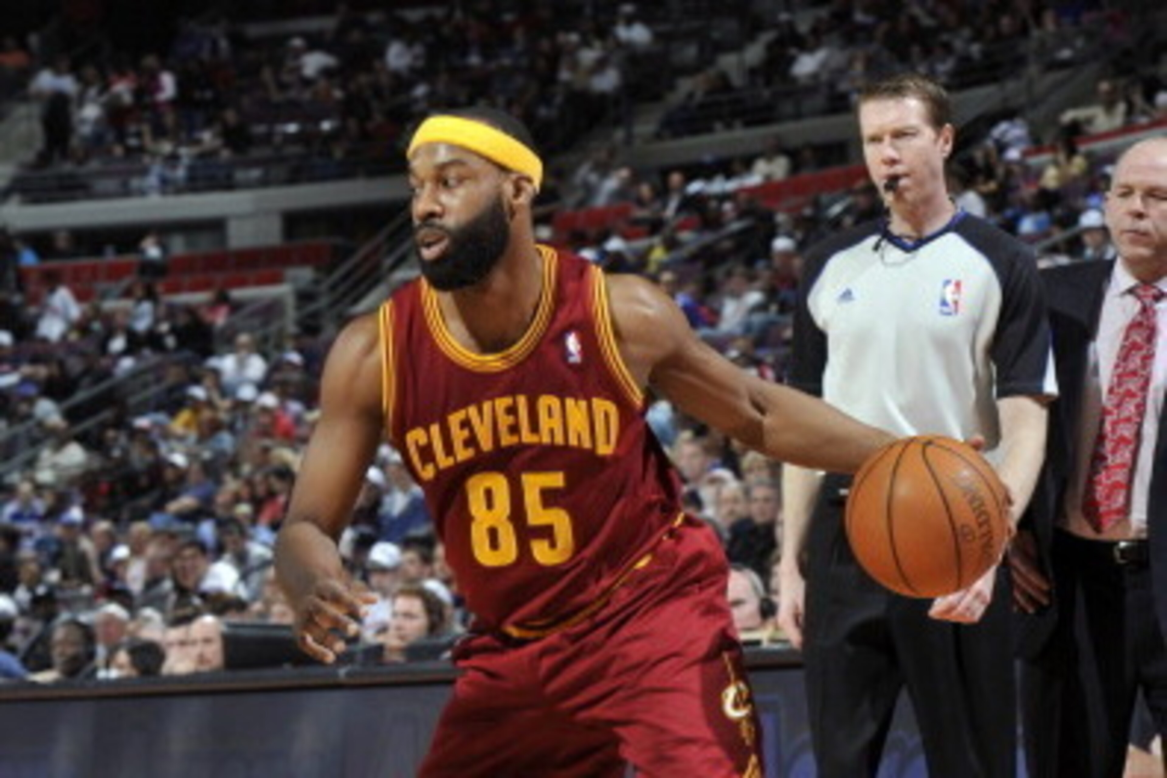 AUBURN HILLS, MI - APRIL 11:  Baron Davis #85 of the Cleveland Cavaliers moves the ball against the Detroit Pistons in a game on April 11, 2011 at The Palace of Auburn Hills in Auburn Hills, Michigan. NOTE TO USER: User expressly acknowledges and agrees t