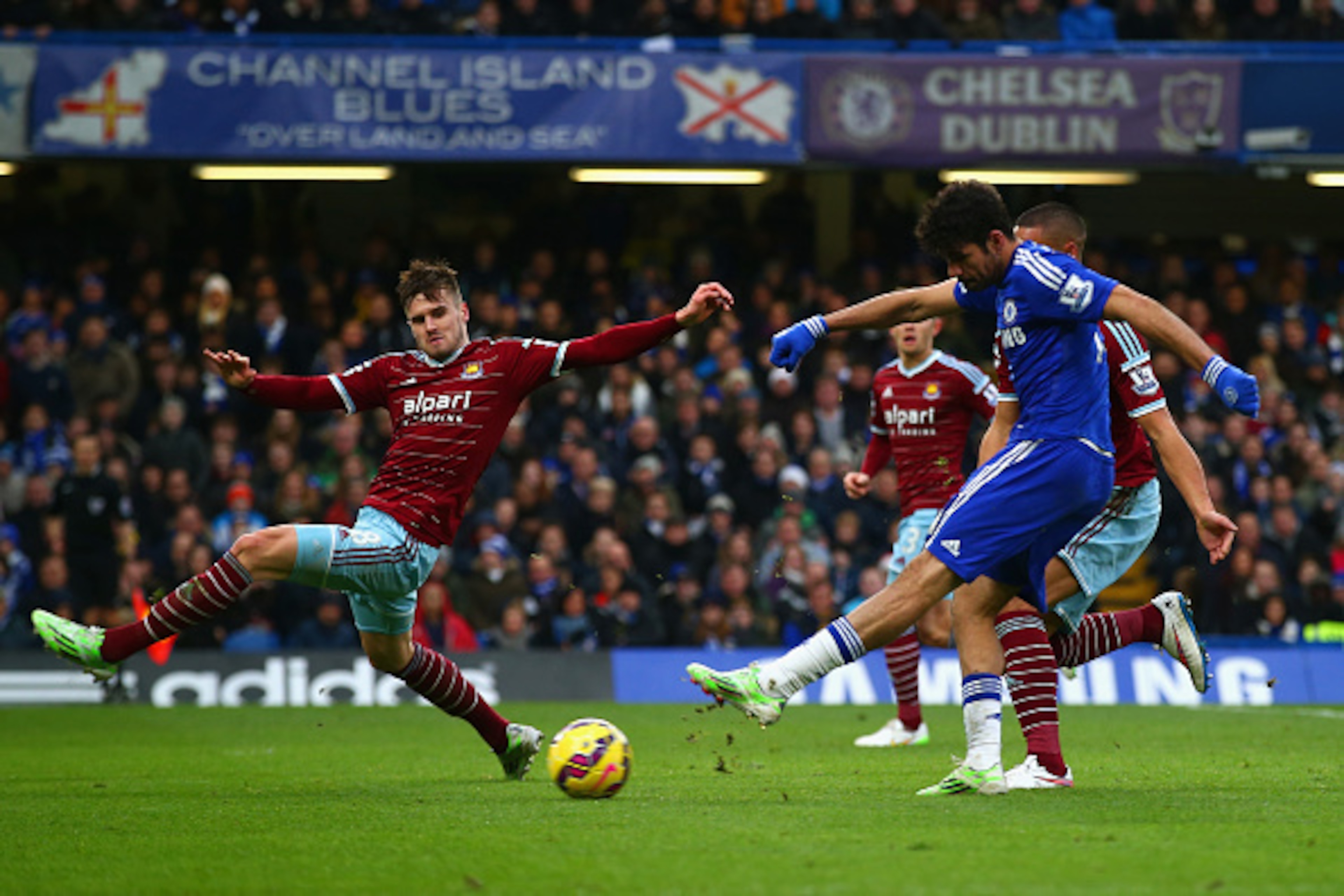 LONDON, ENGLAND - DECEMBER 26:  Diego Costa of Chelsea scores their second goal during the Barclays Premier League match between Chelsea and West Ham United at Stamford Bridge on December 26, 2014 in London, England.  (Photo by Clive Rose/Getty Images)