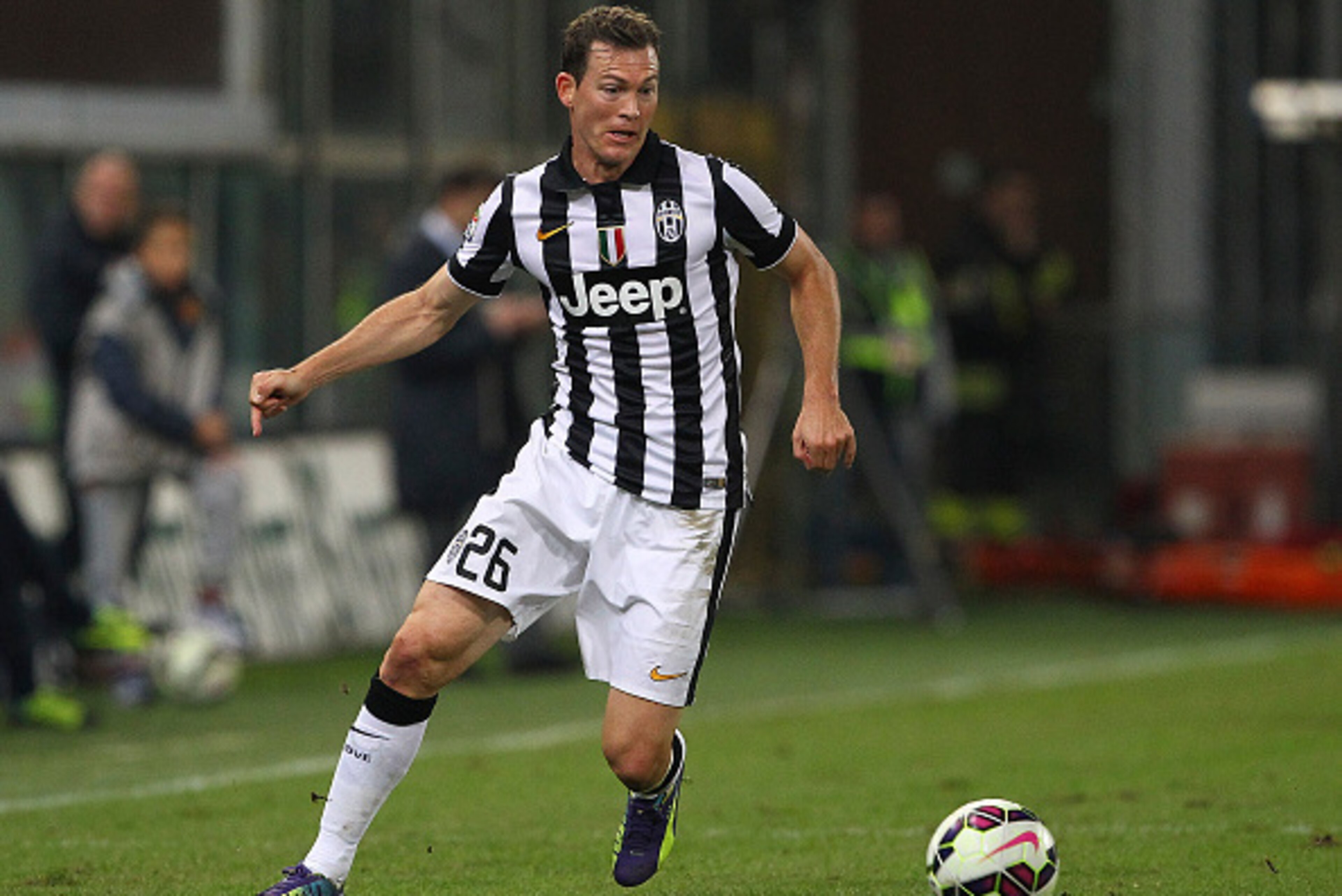 GENOA, ITALY - OCTOBER 29:  Stephan Lichtsteiner of Juventus FC in action during the Serie A match between Genoa CFC and Juventus FC at Stadio Luigi Ferraris on October 29, 2014 in Genoa, Italy.  (Photo by Marco Luzzani/Getty Images)