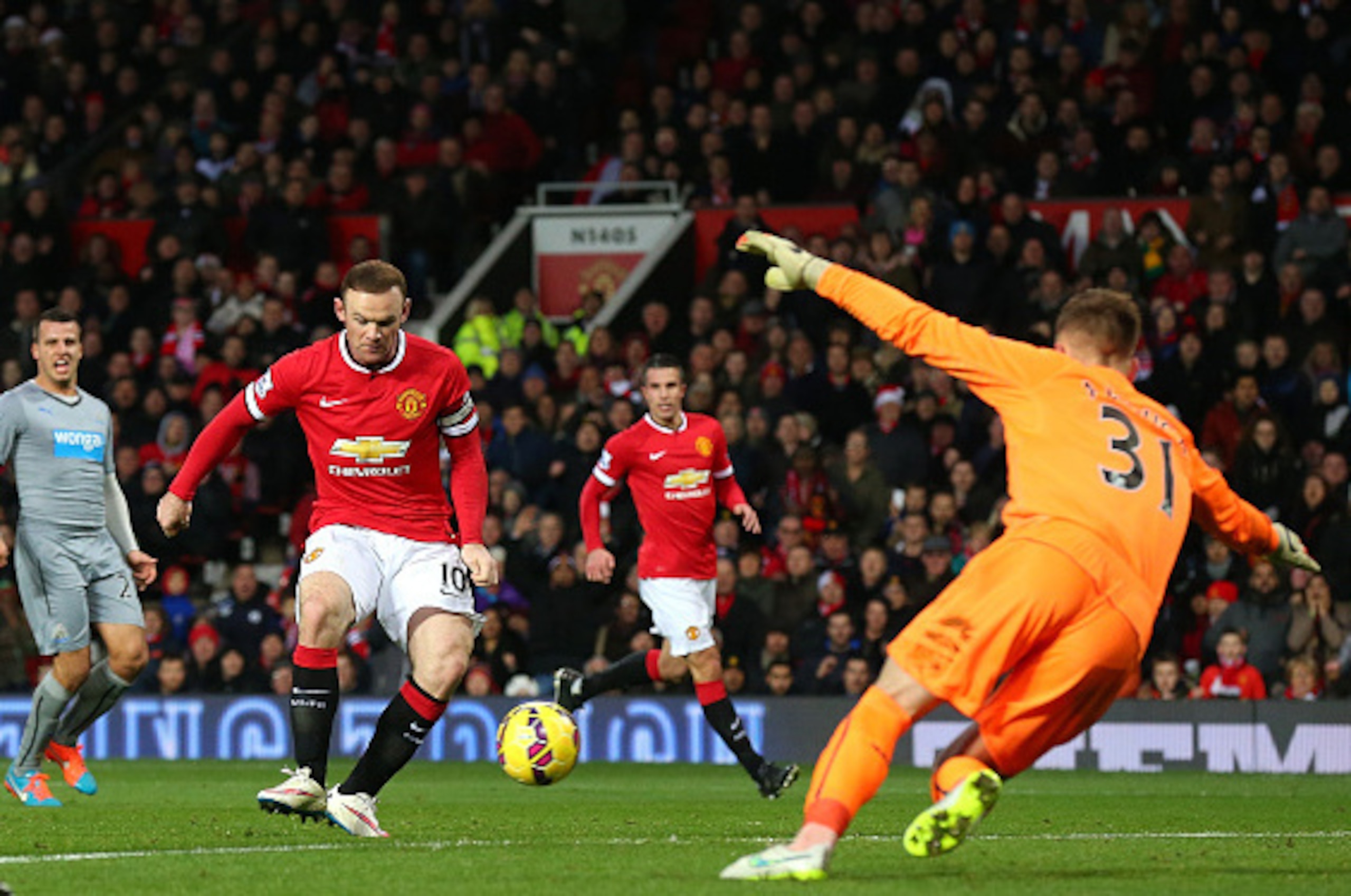 MANCHESTER, ENGLAND - DECEMBER 26:  Wayne Rooney of Manchester United scores the first goal during the Barclays Premier League match between Manchester United and Newcastle United at Old Trafford on December 26, 2014 in Manchester, England.  (Photo by Ale