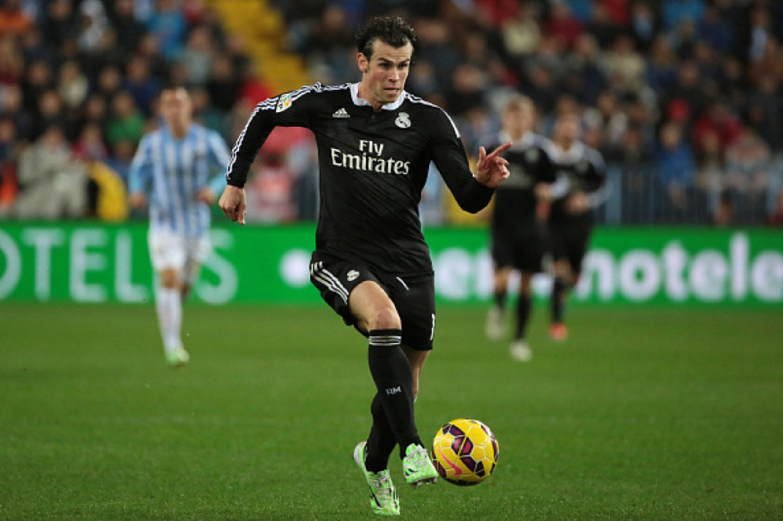 MALAGA, SPAIN - NOVEMBER 29:  Gareth Bale of Real Madrid controls the ball during the La Liga match between Malaga CF and Real Madrid CF at La Rosaleda studium on November 29, 2014 in Malaga, Spain. (Photo by Sergio Camacho/Getty Images)