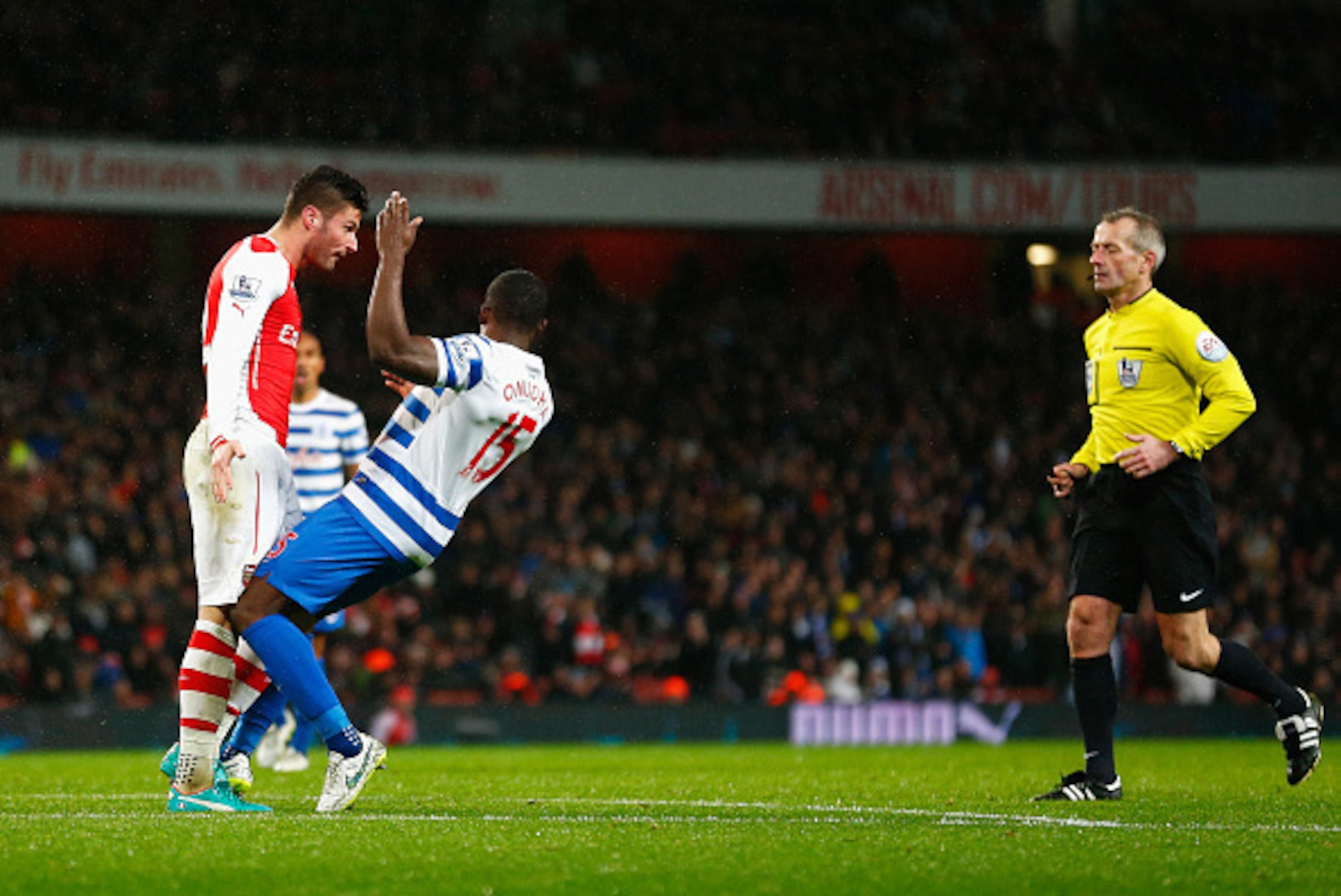 LONDON, ENGLAND - DECEMBER 26: Olivier Giroud of Arsenal head butts Nedum Onuoha of QPR and is sent off by referee Martin Atkinson during the Barclays Premier League match between Arsenal and Queens Park Rangers at Emirates Stadium on December 26, 2014 i LONDON, ENGLAND - DECEMBER 26: Olivier Giroud of Arsenal head butts Nedum Onuoha of QPR and is sent off by referee Martin Atkinson during the Barclays Premier League match between Arsenal and Queens Park Rangers at Emirates Stadium on December 26, 2014 i