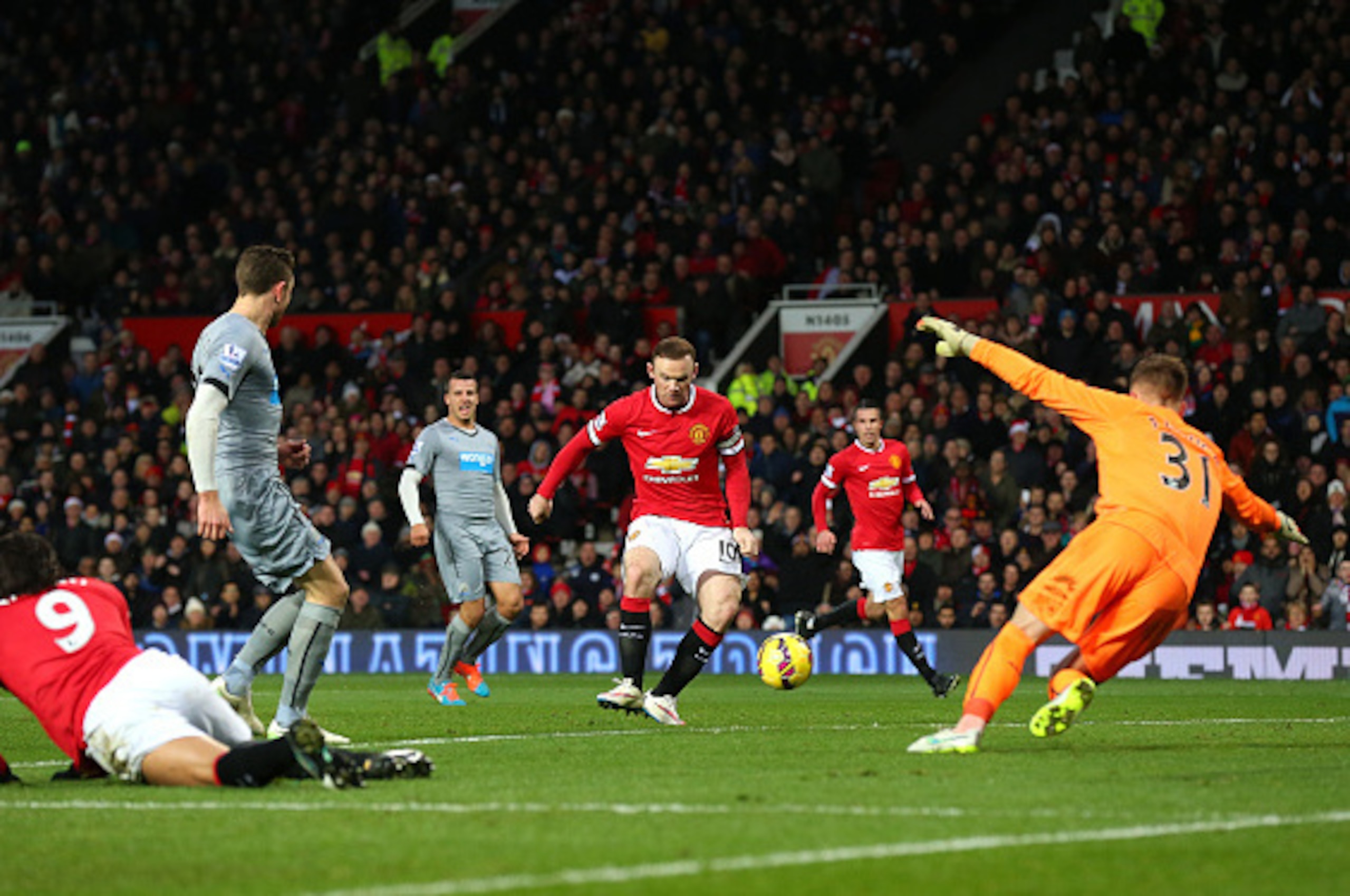 MANCHESTER, ENGLAND - DECEMBER 26: Wayne Rooney of Manchester United scores the first goal during the Barclays Premier League match between Manchester United and Newcastle United at Old Trafford on December 26, 2014 in Manchester, England. (Photo by Ale MANCHESTER, ENGLAND - DECEMBER 26: Wayne Rooney of Manchester United scores the first goal during the Barclays Premier League match between Manchester United and Newcastle United at Old Trafford on December 26, 2014 in Manchester, England. (Photo by Ale