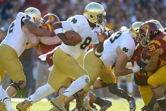 LOS ANGELES, CA - NOVEMBER 29:  Malik Zaire #8 of the Notre Dame Fighting Irish runs the ball during the third quarter against the USC Trojans at Los Angeles Memorial Coliseum on November 29, 2014 in Los Angeles, California.  (Photo by Harry How/Getty Ima