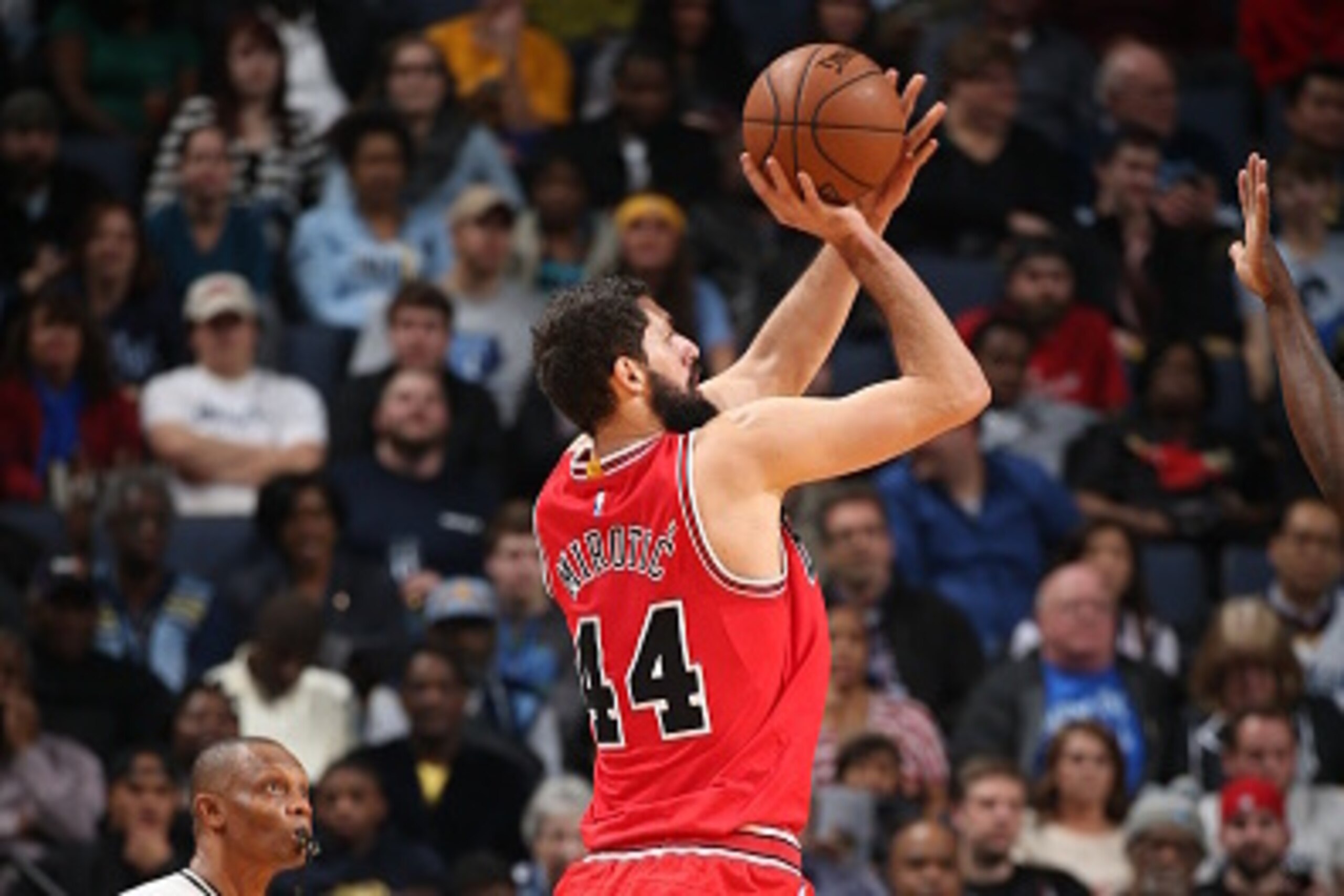 MEMPHIS, TN - DECEMBER 19:  Nikola Mirotic #44 of the Chicago Bulls shoots the ball against the Memphis Grizzlies on December 19, 2014 at the FedExForum in Memphis, Tennessee.  NOTE TO USER: User expressly acknowledges and agrees that, by downloading and 