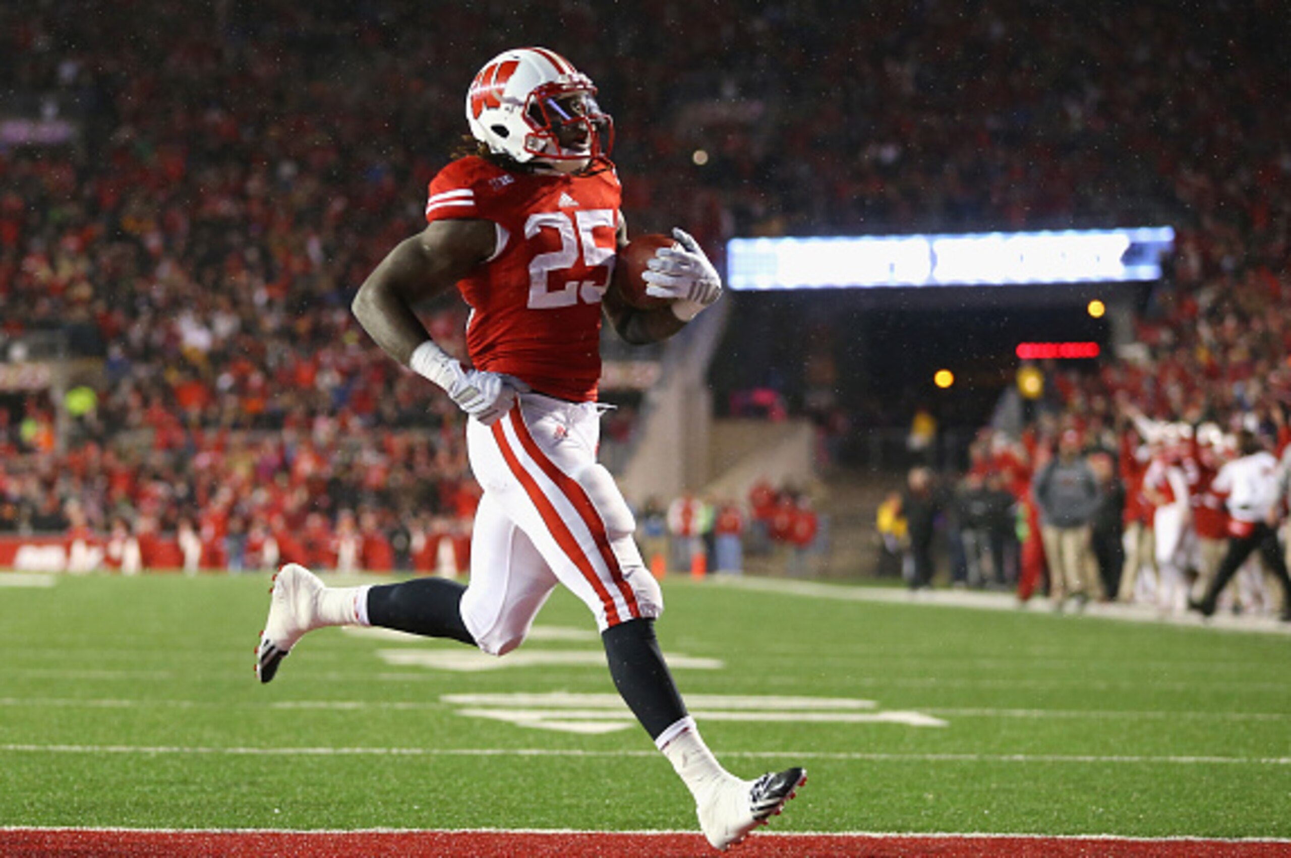 MADISON, WI - NOVEMBER 15:  Melvin Gordon #25 of the Wisconsin Badgers runs for a touchdown against the Nebraska Cornhuskers at Camp Randall Stadium on November 15, 2014 in Madison, Wisconsin.  (Photo by Ronald Martinez/Getty Images)