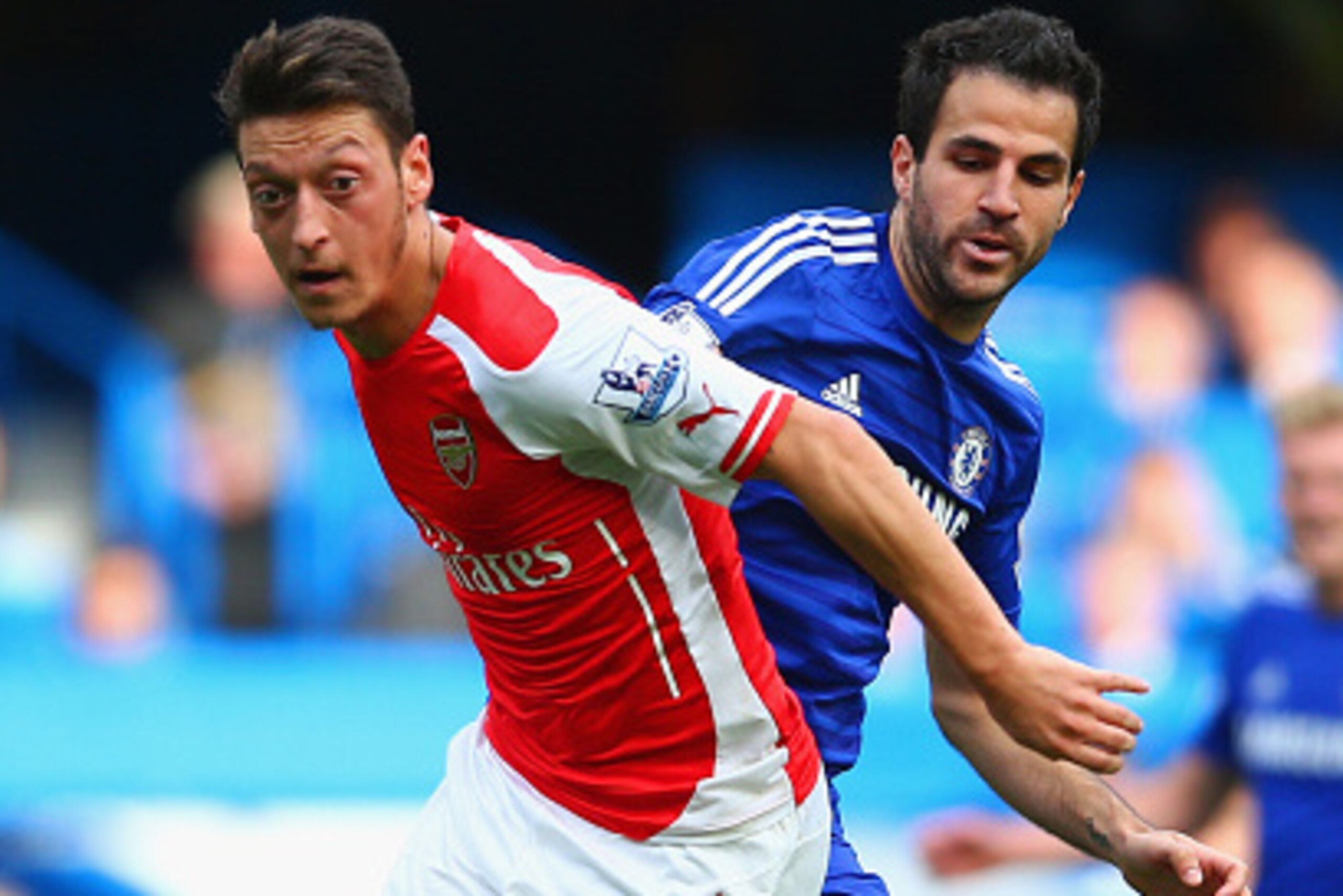 LONDON, ENGLAND - OCTOBER 05:  Mesut Oezil of Arsenal and Cesc Fabregas of Chelsea battle for the ball during the Barclays Premier League match between Chelsea and Arsenal at Stamford Bridge on October 4, 2014 in London, England.  (Photo by Paul Gilham/Ge