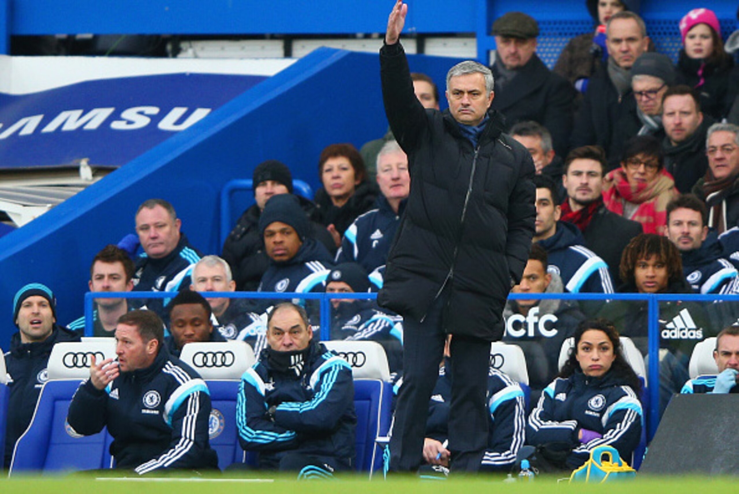 LONDON, ENGLAND - DECEMBER 26:  Jose Mourinho manager of Chelsea gives direction during the Barclays Premier League match between Chelsea and West Ham United at Stamford Bridge on December 26, 2014 in London, England.  (Photo by Ian Walton/Getty Images)