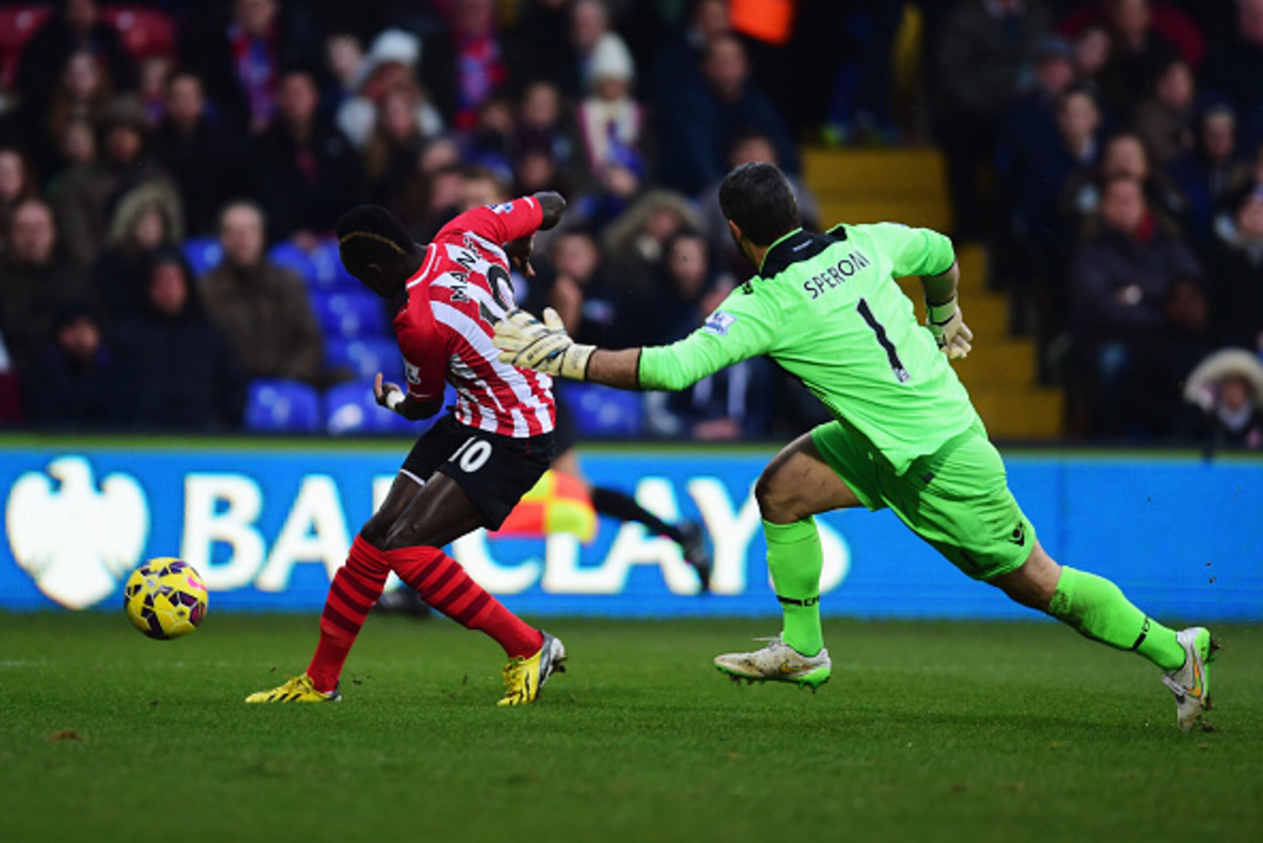 LONDON, ENGLAND - DECEMBER 26:  Sadio Mane of Southampton evades goalkeeper Julian Speroni of Crystal Palace to score their first goal during the Barclays Premier League match between Crystal Palace and Southampton at Selhurst Park on December 26, 2014 in