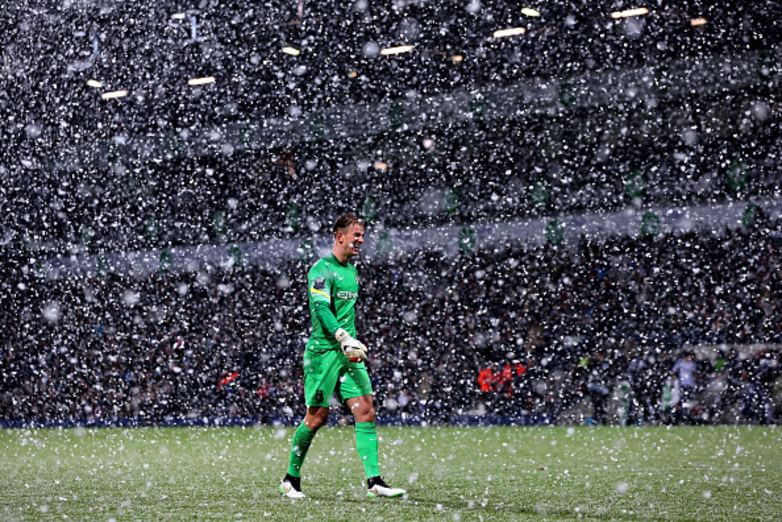 WEST BROMWICH, ENGLAND - DECEMBER 26:  Joe Hart of Manchester City walks through the snow during the Barclays Premier League match between West Bromwich Albion and Manchester City at The Hawthorns on December 26, 2014 in West Bromwich, England.  (Photo by