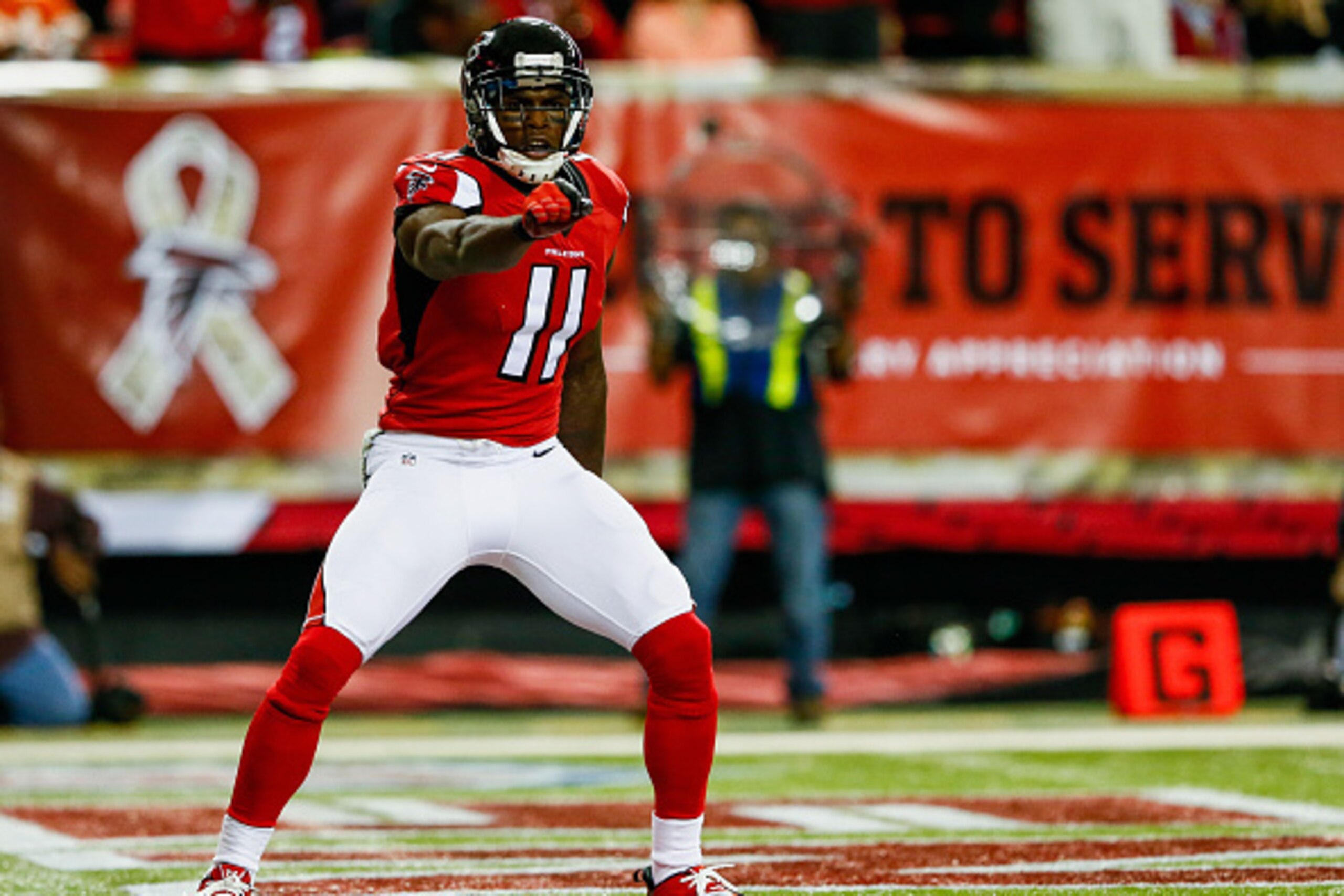 ATLANTA, GA - NOVEMBER 23:  Julio Jones #11 of the Atlanta Falcons celebraes a touchdown in the first half against the Cleveland Browns at Georgia Dome on November 23, 2014 in Atlanta, Georgia.  (Photo by Kevin C. Cox/Getty Images)