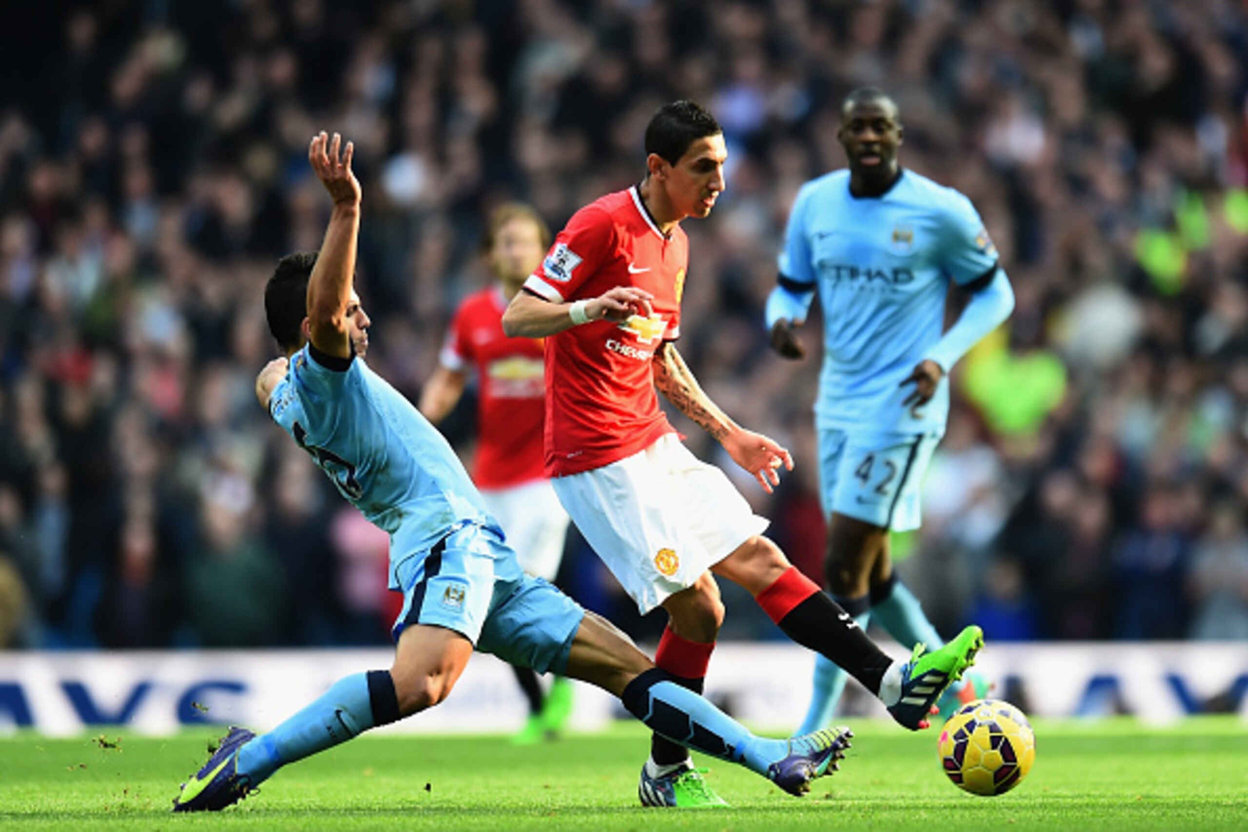 MANCHESTER, ENGLAND - NOVEMBER 02: Sergio Aguero of Manchester City tackles Angel di Maria of Manchester United during the Barclays Premier League match between Manchester City and Manchester United at Etihad Stadium on November 2, 2014 in Manchester, En MANCHESTER, ENGLAND - NOVEMBER 02: Sergio Aguero of Manchester City tackles Angel di Maria of Manchester United during the Barclays Premier League match between Manchester City and Manchester United at Etihad Stadium on November 2, 2014 in Manchester, En