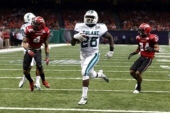 Dec 21, 2013; New Orleans, LA, USA; Tulane Green Wave running back Orleans Darkwa (26) scores a touchdown on a 22-yard run against the Louisiana-Lafayette Ragin Cajuns during the second half of the R&L Carriers New Orleans Bowl at the Mercedes-Benz Superd