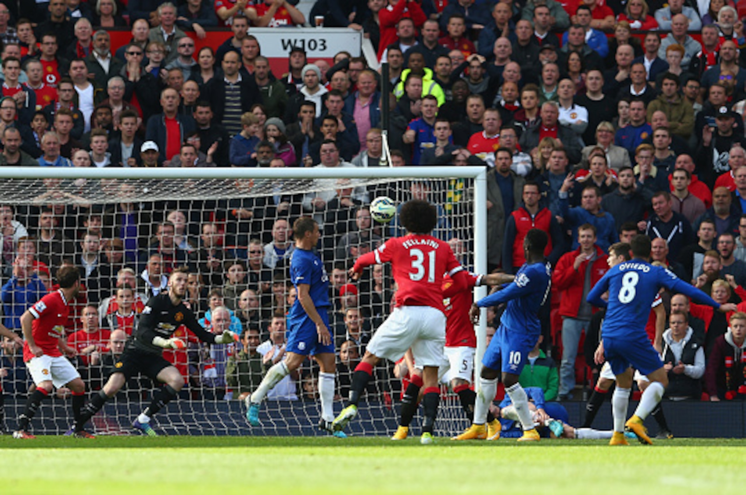 MANCHESTER, ENGLAND - OCTOBER 05: David De Gea of Manchester United saves the shot of Bryan Oviedo of Everton during the Barclays Premier League match between Manchester United and Everton at Old Trafford on October 5, 2014 in Manchester, England. (Phot MANCHESTER, ENGLAND - OCTOBER 05: David De Gea of Manchester United saves the shot of Bryan Oviedo of Everton during the Barclays Premier League match between Manchester United and Everton at Old Trafford on October 5, 2014 in Manchester, England. (Phot
