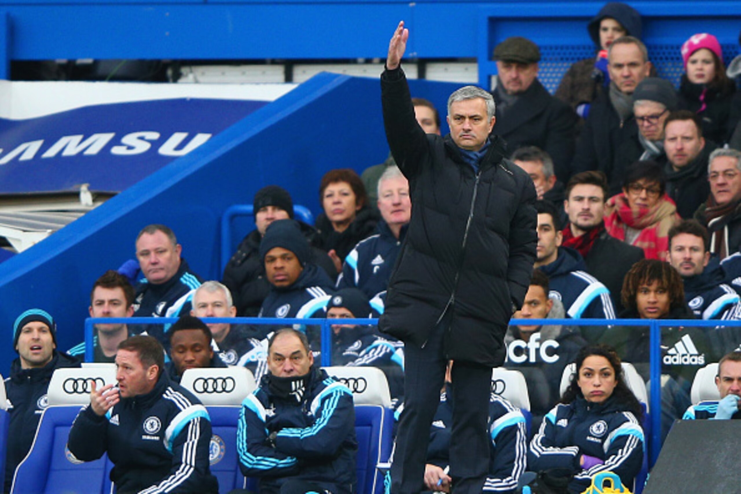 LONDON, ENGLAND - DECEMBER 26:  Jose Mourinho manager of Chelsea gives direction during the Barclays Premier League match between Chelsea and West Ham United at Stamford Bridge on December 26, 2014 in London, England.  (Photo by Ian Walton/Getty Images)