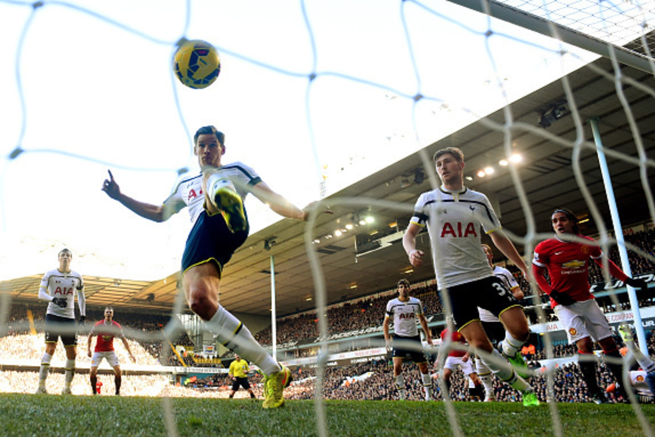 LONDON, ENGLAND - DECEMBER 28:  Jan Vertonghen of Spurs stretches as ball crosses the Tottenham goal line, but is ruled out for offside during the Barclays Premier League match between Tottenham Hotspur and Manchester United at White Hart Lane on December