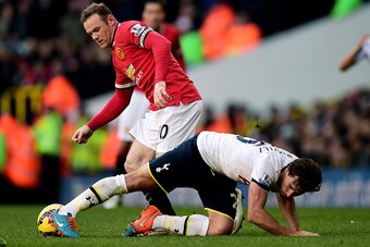 LONDON, ENGLAND - DECEMBER 28:  Wayne Rooney of Manchester United and Benjamin Stambouli of Spurs battle for the ball during the Barclays Premier League match between Tottenham Hotspur and Manchester United at White Hart Lane on December 28, 2014 in Londo