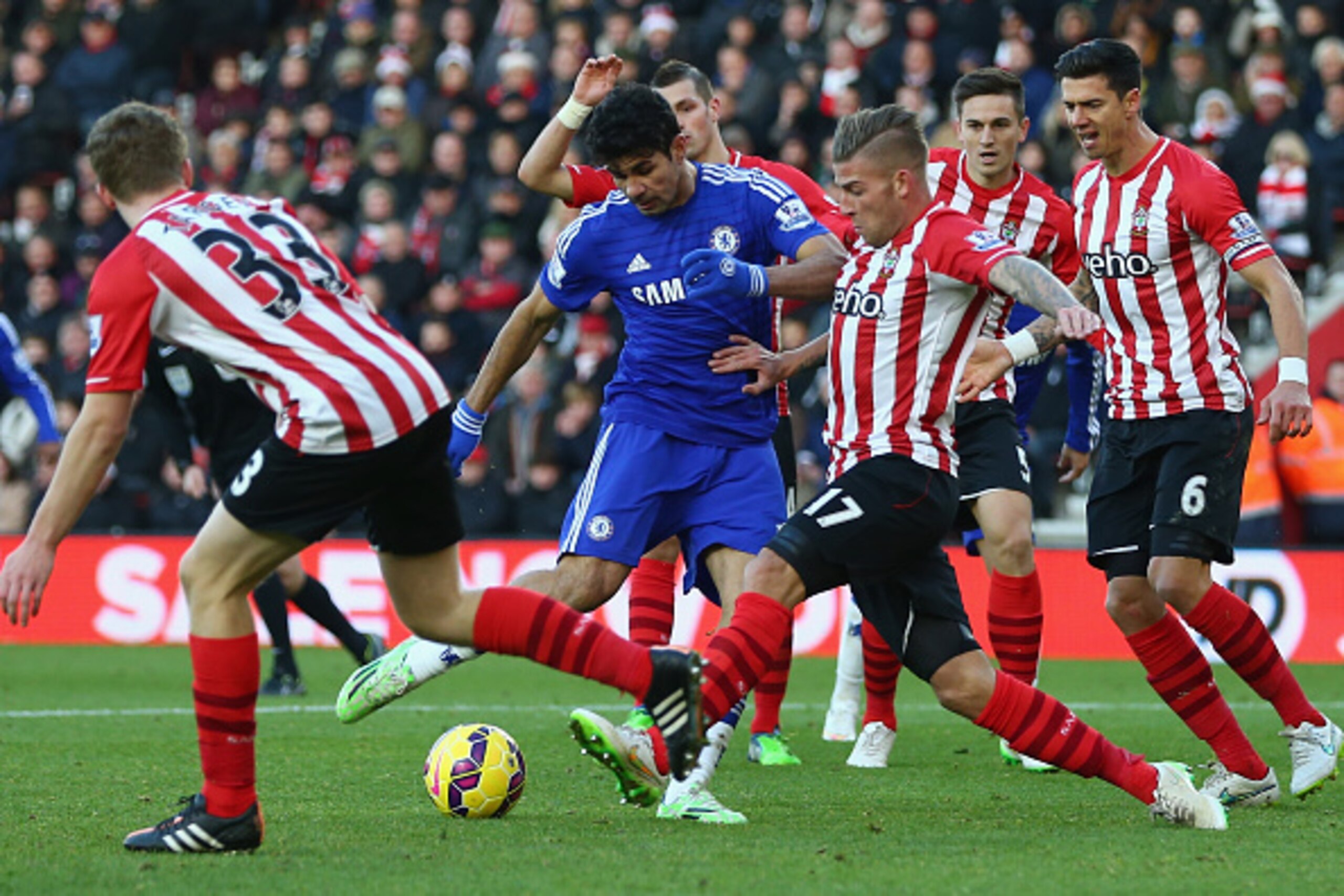 SOUTHAMPTON, ENGLAND - DECEMBER 28: Diego Costa of Chelsea has a shot blocked by Toby Alderweireld of Southampton during the Barclays Premier League match between Southampton and Chelsea at St Mary's Stadium on December 28, 2014 in Southampton, England. SOUTHAMPTON, ENGLAND - DECEMBER 28: Diego Costa of Chelsea has a shot blocked by Toby Alderweireld of Southampton during the Barclays Premier League match between Southampton and Chelsea at St Mary's Stadium on December 28, 2014 in Southampton, England.