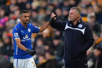 HULL, ENGLAND - DECEMBER 28:  Nigel Pearson, manager of Leicester City congratulates Riyad Mahrez of Leicester City on the scoring the opening goal during the Barclays Premier League match between Hull City and Leicester City at KC Stadium on December 28,