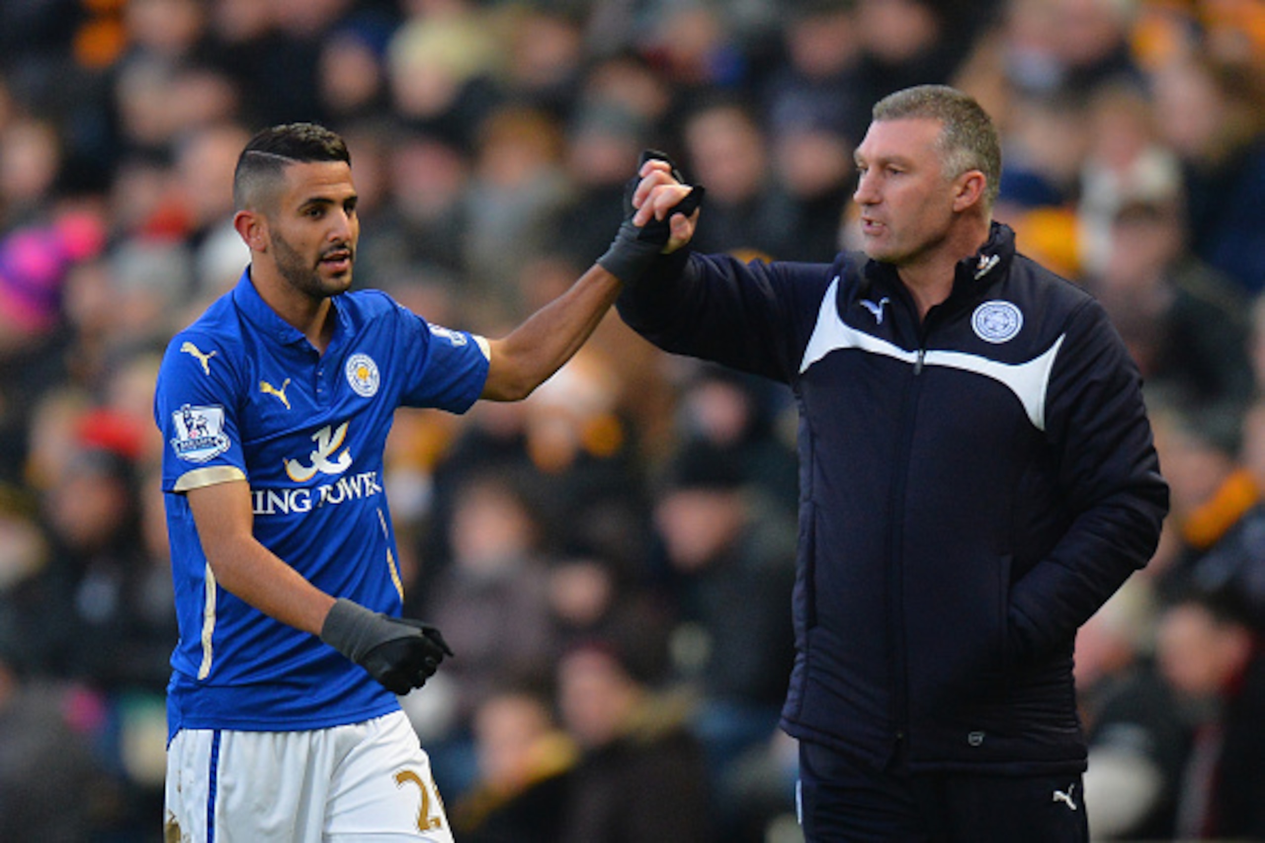 HULL, ENGLAND - DECEMBER 28:  Nigel Pearson, manager of Leicester City congratulates Riyad Mahrez of Leicester City on the scoring the opening goal during the Barclays Premier League match between Hull City and Leicester City at KC Stadium on December 28,