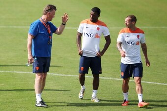 RIO DE JANEIRO, BRAZIL - JUNE 26:  Head Coach, Louis van Gaal (L) speaks to Wesley Sneijder (R) and Georginio Wijnaldum during the Netherlands training session at the 2014 FIFA World Cup Brazil held at the Estadio Jose Bastos Padilha Gavea on June 26, 201