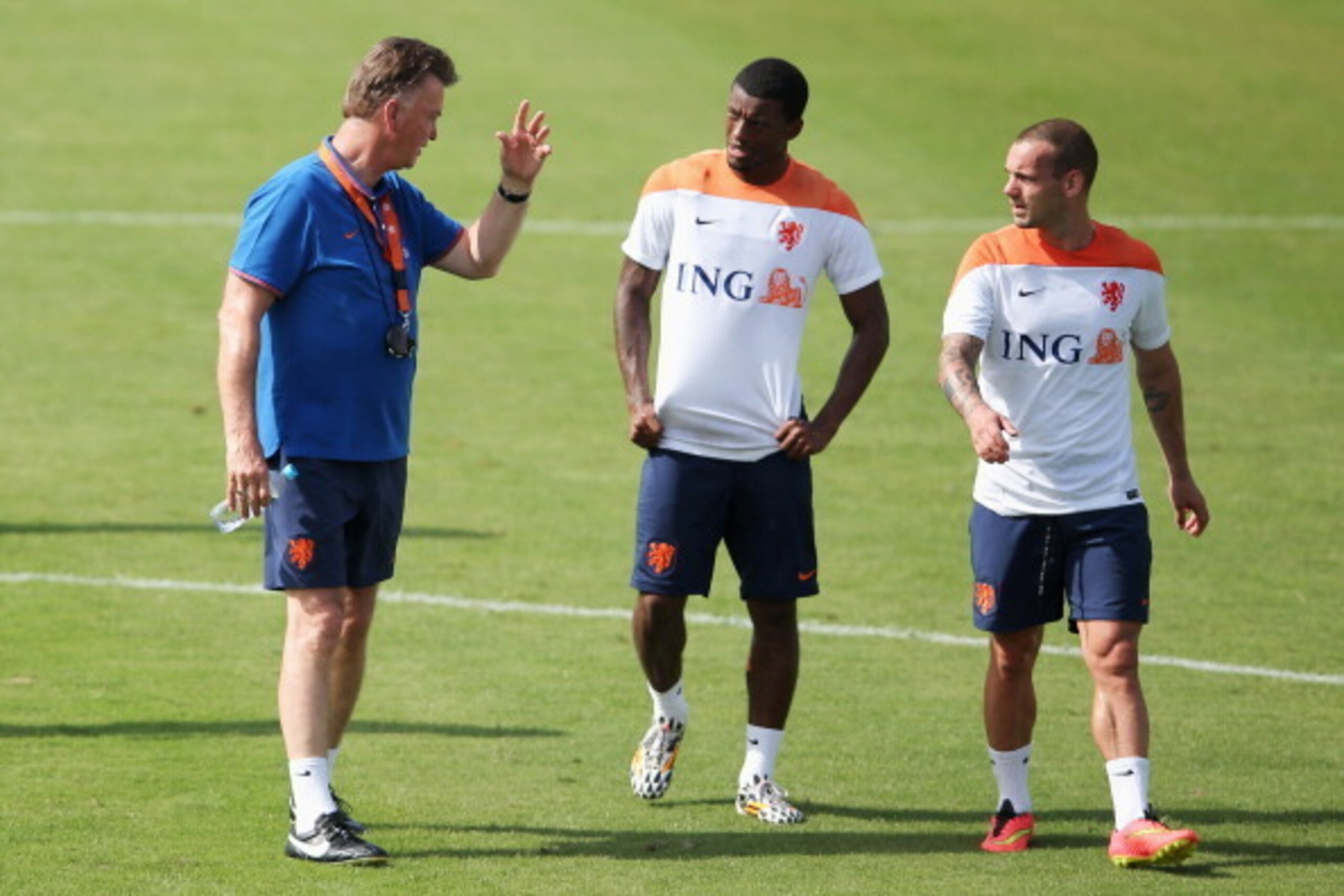 RIO DE JANEIRO, BRAZIL - JUNE 26: Head Coach, Louis van Gaal (L) speaks to Wesley Sneijder (R) and Georginio Wijnaldum during the Netherlands training session at the 2014 FIFA World Cup Brazil held at the Estadio Jose Bastos Padilha Gavea on June 26, 201 RIO DE JANEIRO, BRAZIL - JUNE 26: Head Coach, Louis van Gaal (L) speaks to Wesley Sneijder (R) and Georginio Wijnaldum during the Netherlands training session at the 2014 FIFA World Cup Brazil held at the Estadio Jose Bastos Padilha Gavea on June 26, 201