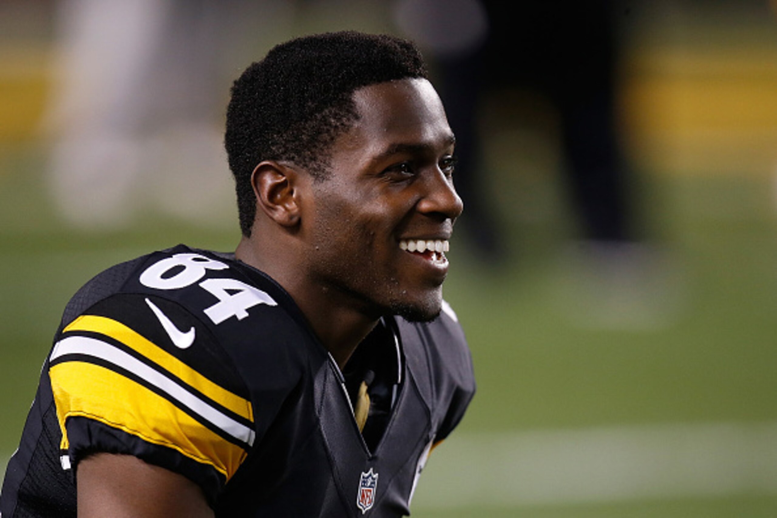 PITTSBURGH, PA - DECEMBER 28:  Antonio Brown #84 of the Pittsburgh Steelers warms up prior to the game against the Cincinnati Bengals at Heinz Field on December 28, 2014 in Pittsburgh, Pennsylvania.  (Photo by Gregory Shamus/Getty Images)