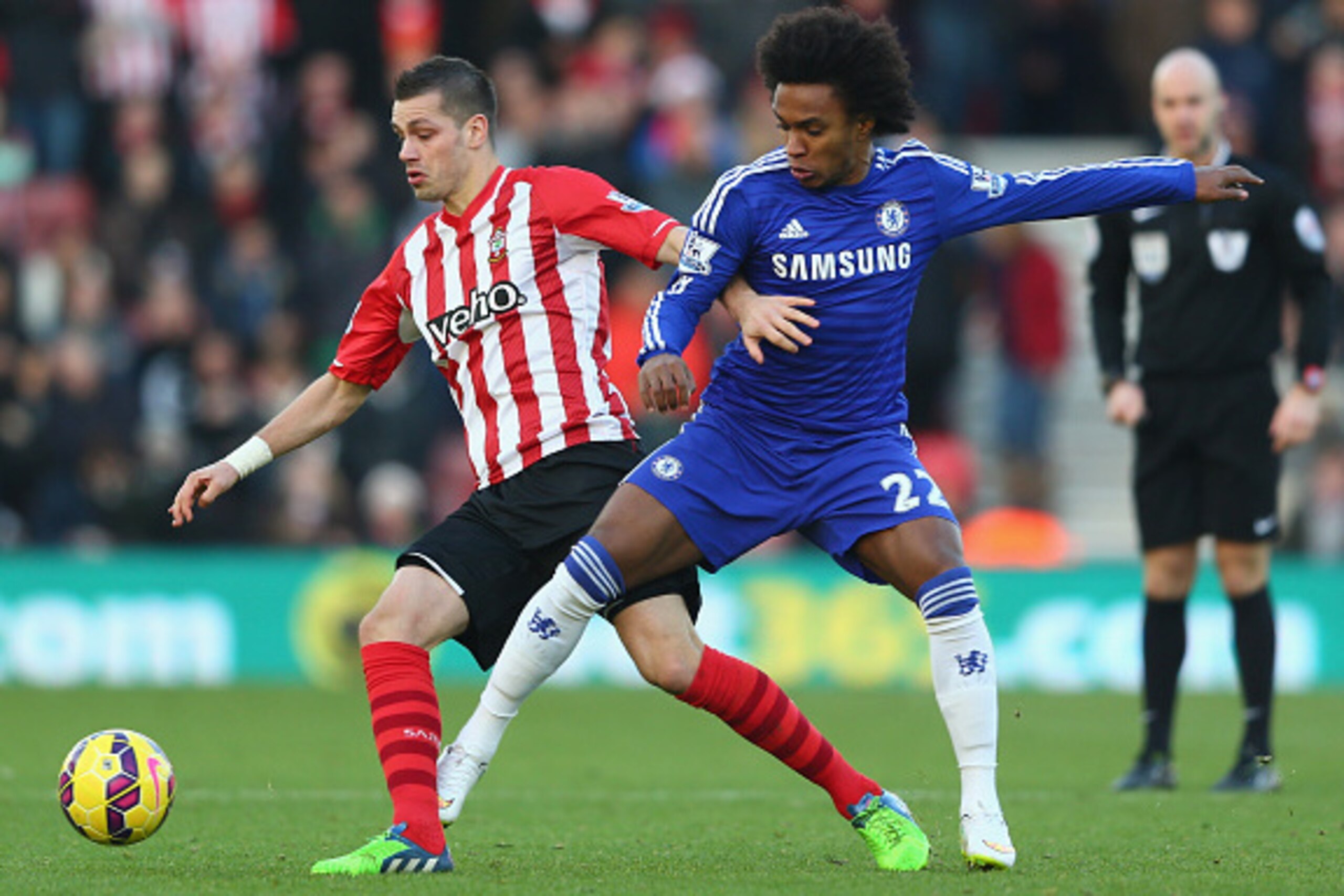 SOUTHAMPTON, ENGLAND - DECEMBER 28:  Morgan Schneiderlin (L) of Southampton is put under pressure by Willian (R) of Chelsea during the Barclays Premier League match between Southampton and Chelsea at St Mary's Stadium on December 28, 2014 in Southampton, 