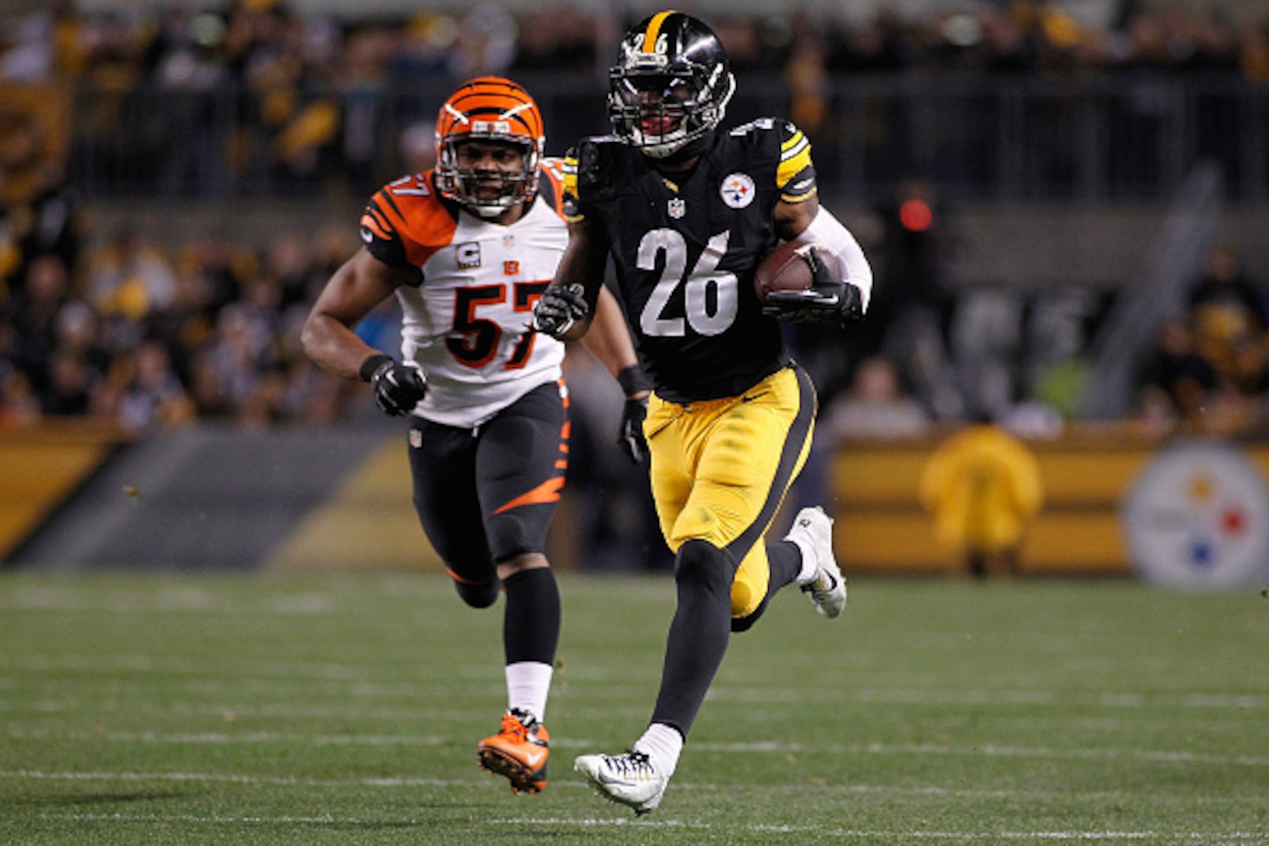 PITTSBURGH, PA - DECEMBER 28: Le'Veon Bell #26 of the Pittsburgh Steelers carries the ball for a first down in front of Vincent Rey #57 of the Cincinnati Bengals during the second quarter at Heinz Field on December 28, 2014 in Pittsburgh, Pennsylvania. PITTSBURGH, PA - DECEMBER 28: Le'Veon Bell #26 of the Pittsburgh Steelers carries the ball for a first down in front of Vincent Rey #57 of the Cincinnati Bengals during the second quarter at Heinz Field on December 28, 2014 in Pittsburgh, Pennsylvania.