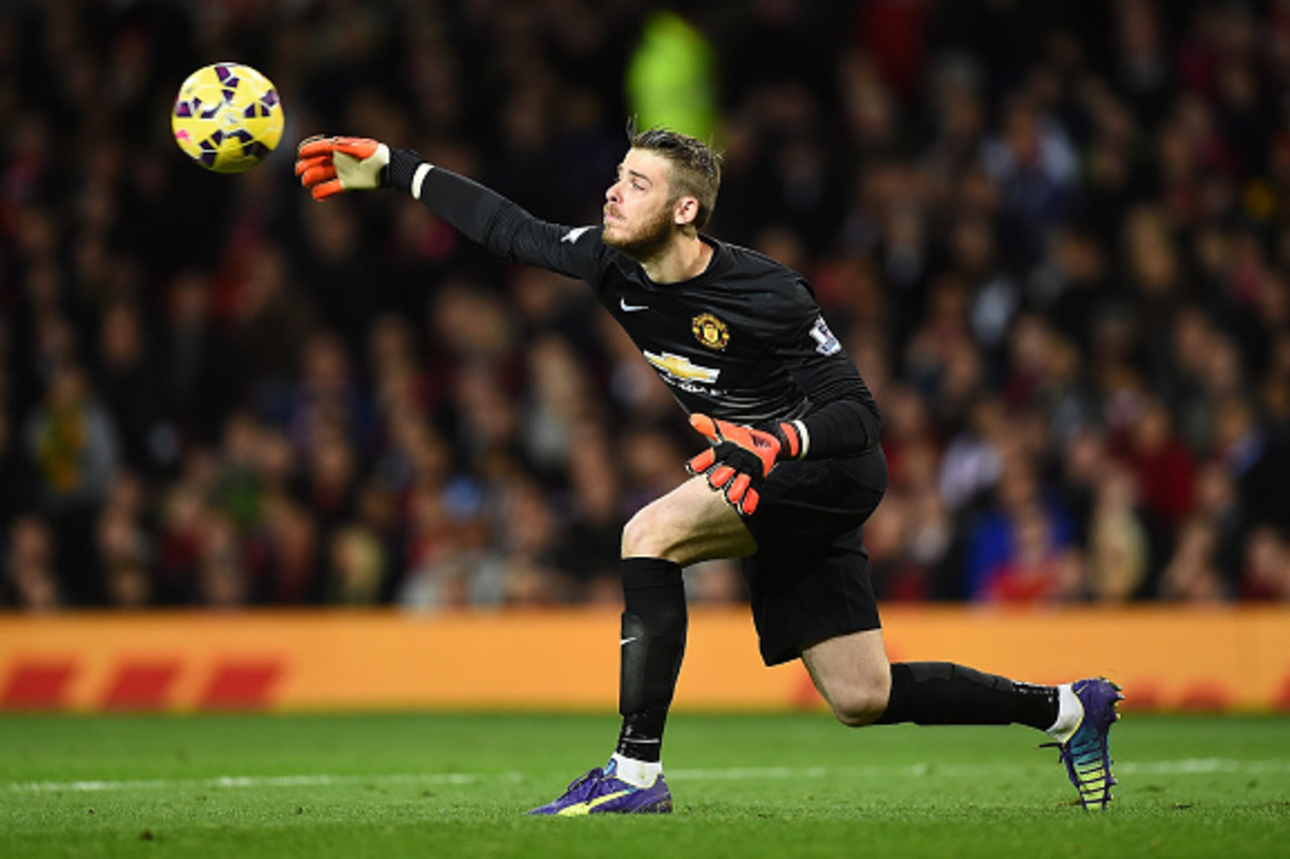 MANCHESTER, ENGLAND - OCTOBER 26: David De Gea of Manchester United in action during the Barclays Premier League match between Manchester United and Chelsea at Old Trafford on October 26, 2014 in Manchester, England. (Photo by Laurence Griffiths/Getty I MANCHESTER, ENGLAND - OCTOBER 26: David De Gea of Manchester United in action during the Barclays Premier League match between Manchester United and Chelsea at Old Trafford on October 26, 2014 in Manchester, England. (Photo by Laurence Griffiths/Getty I